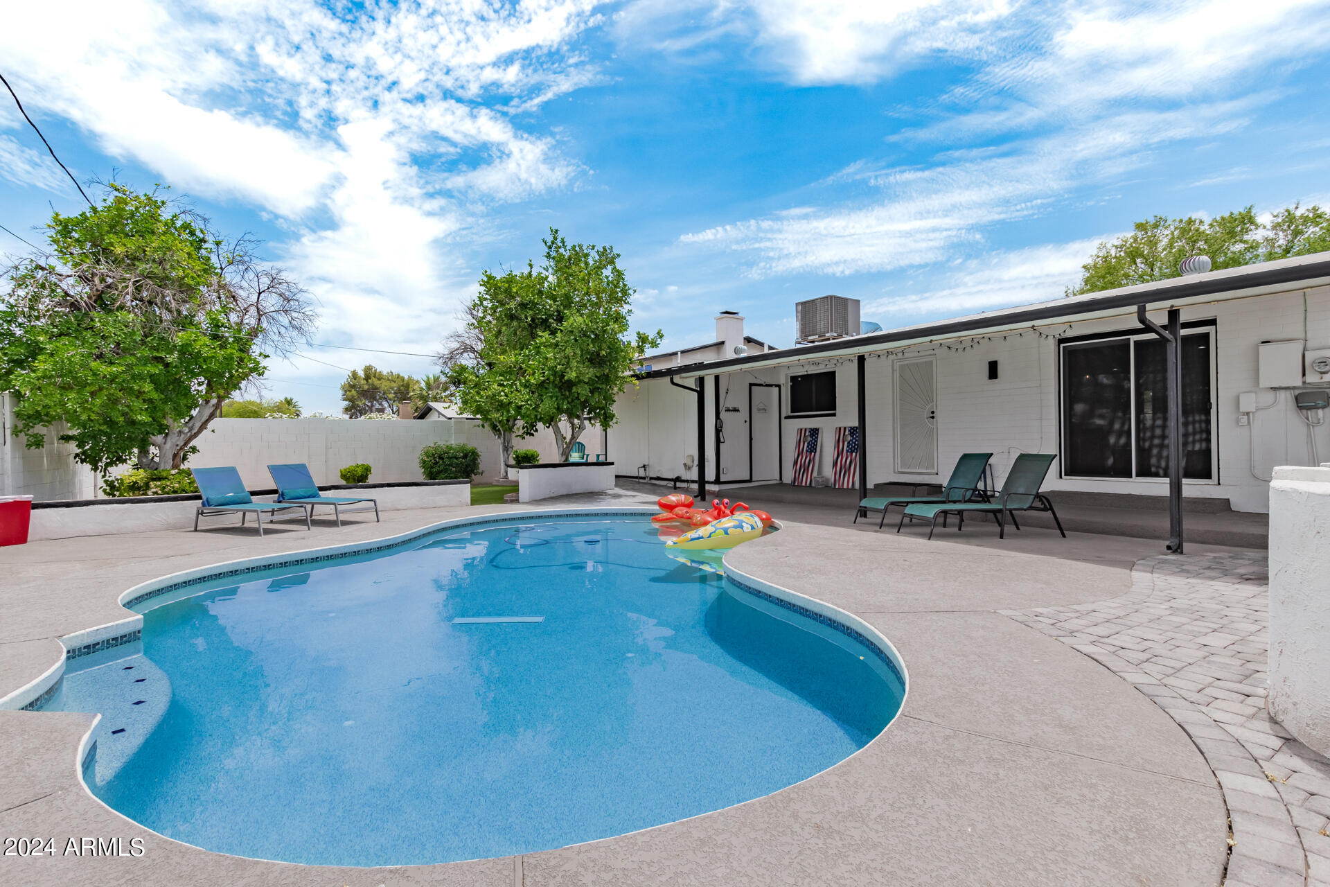 1044 E ALAMEDA Drive