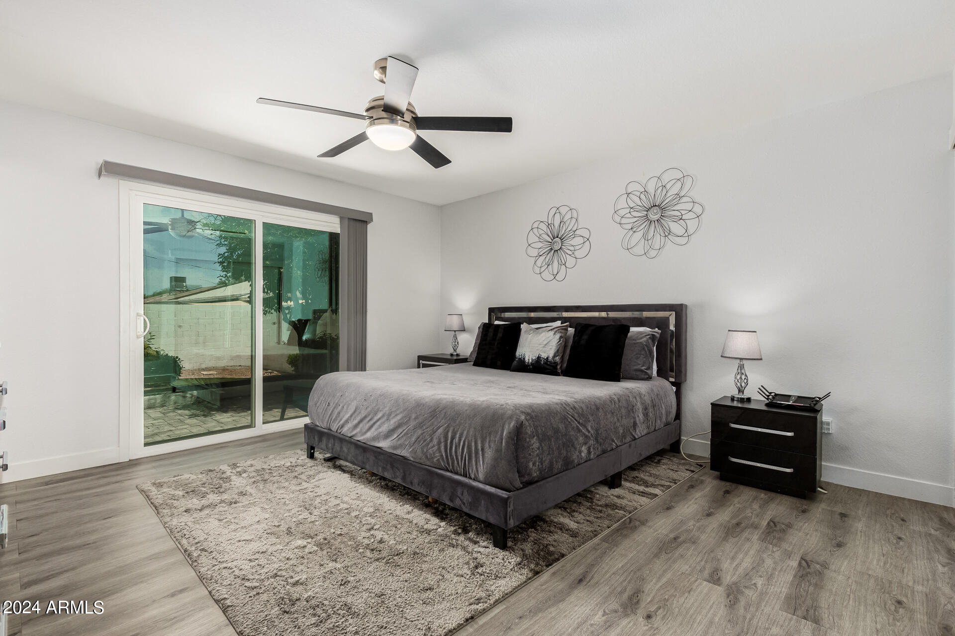 1044 E ALAMEDA Drive