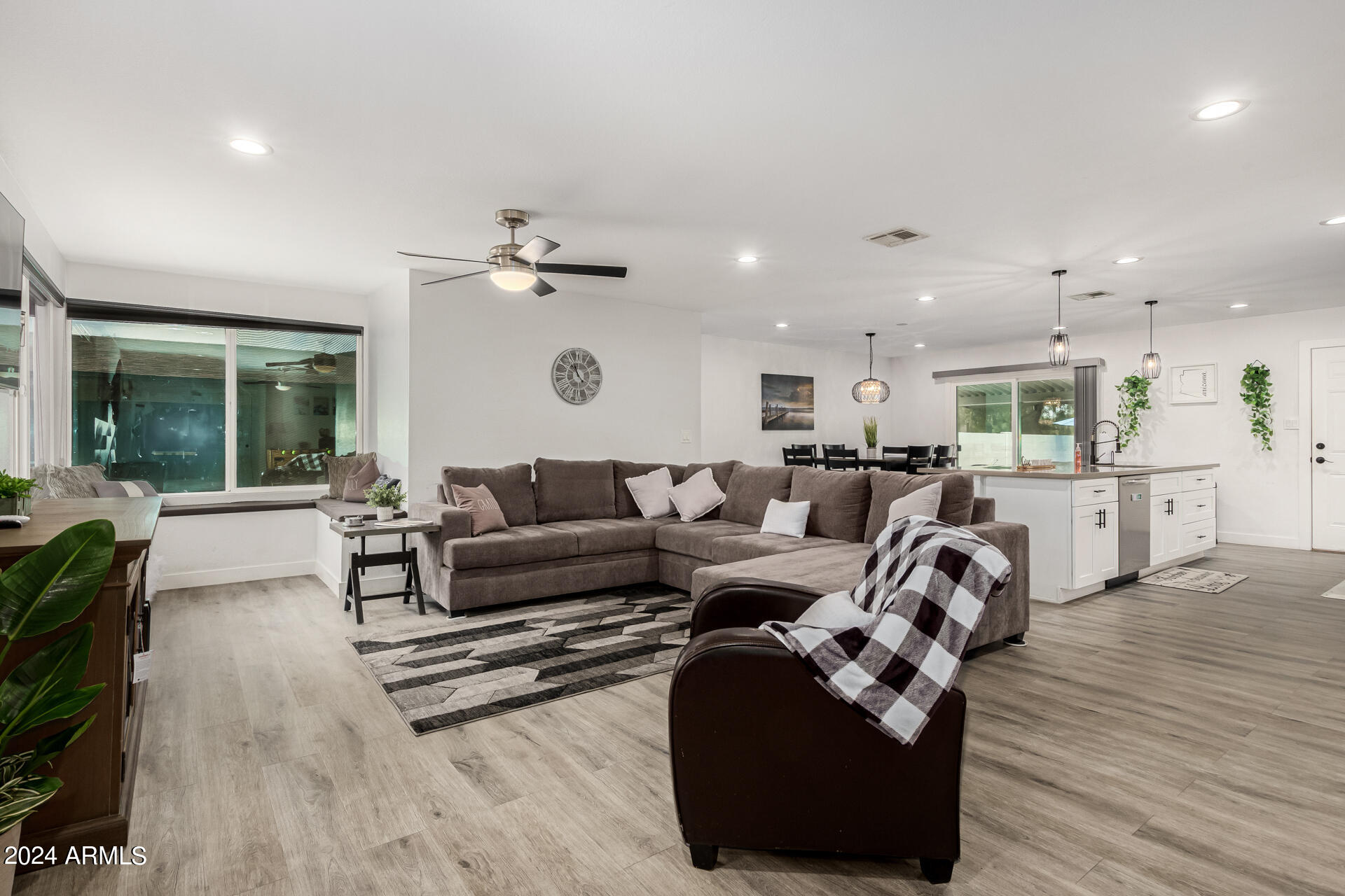 1044 E ALAMEDA Drive