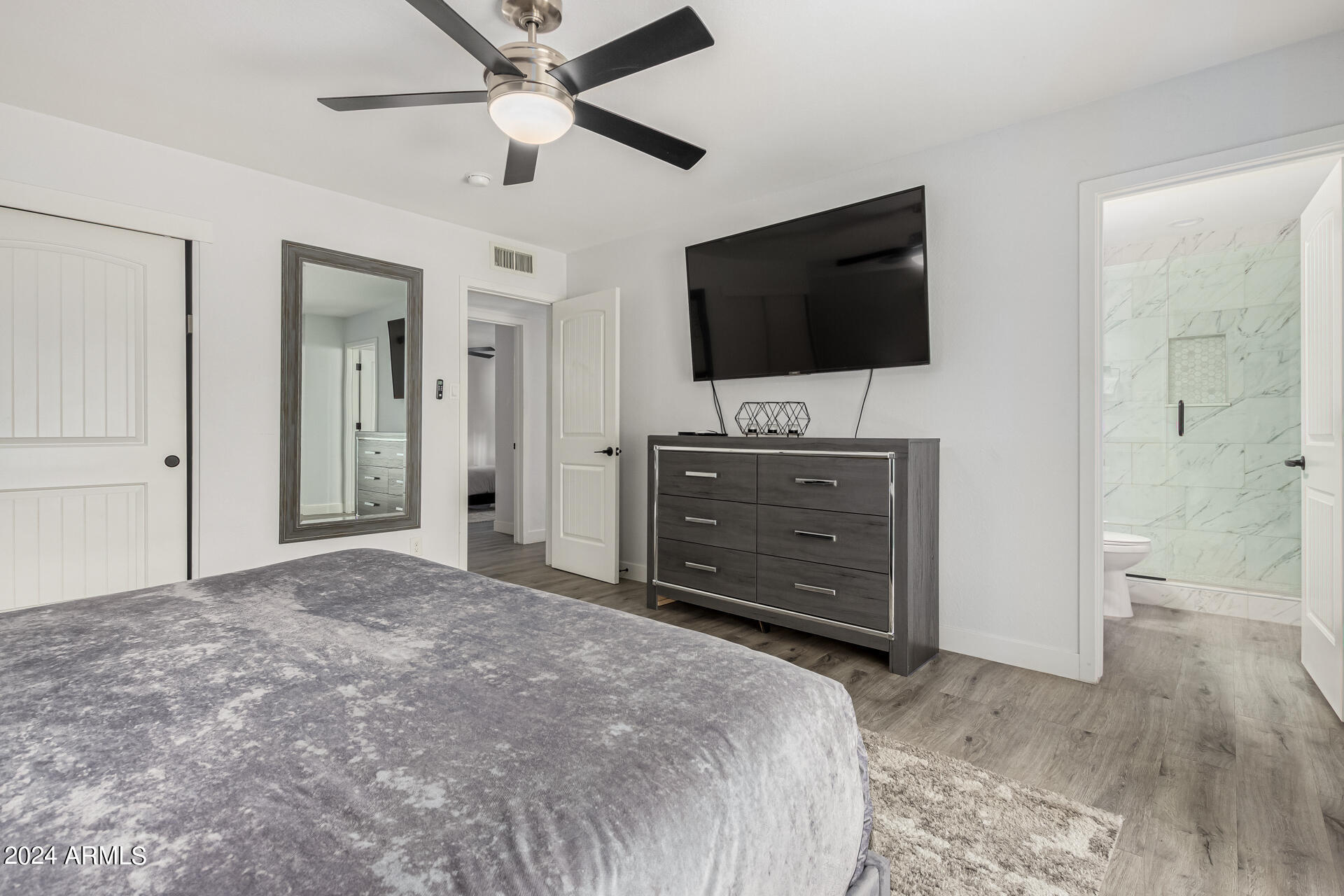 1044 E ALAMEDA Drive