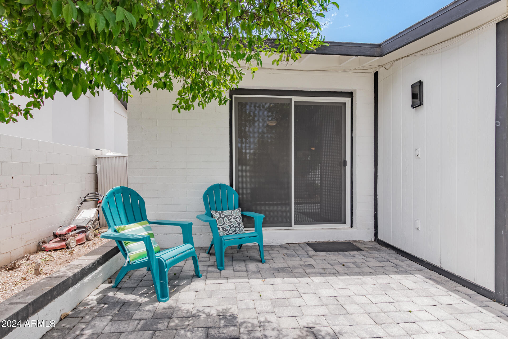 1044 E ALAMEDA Drive