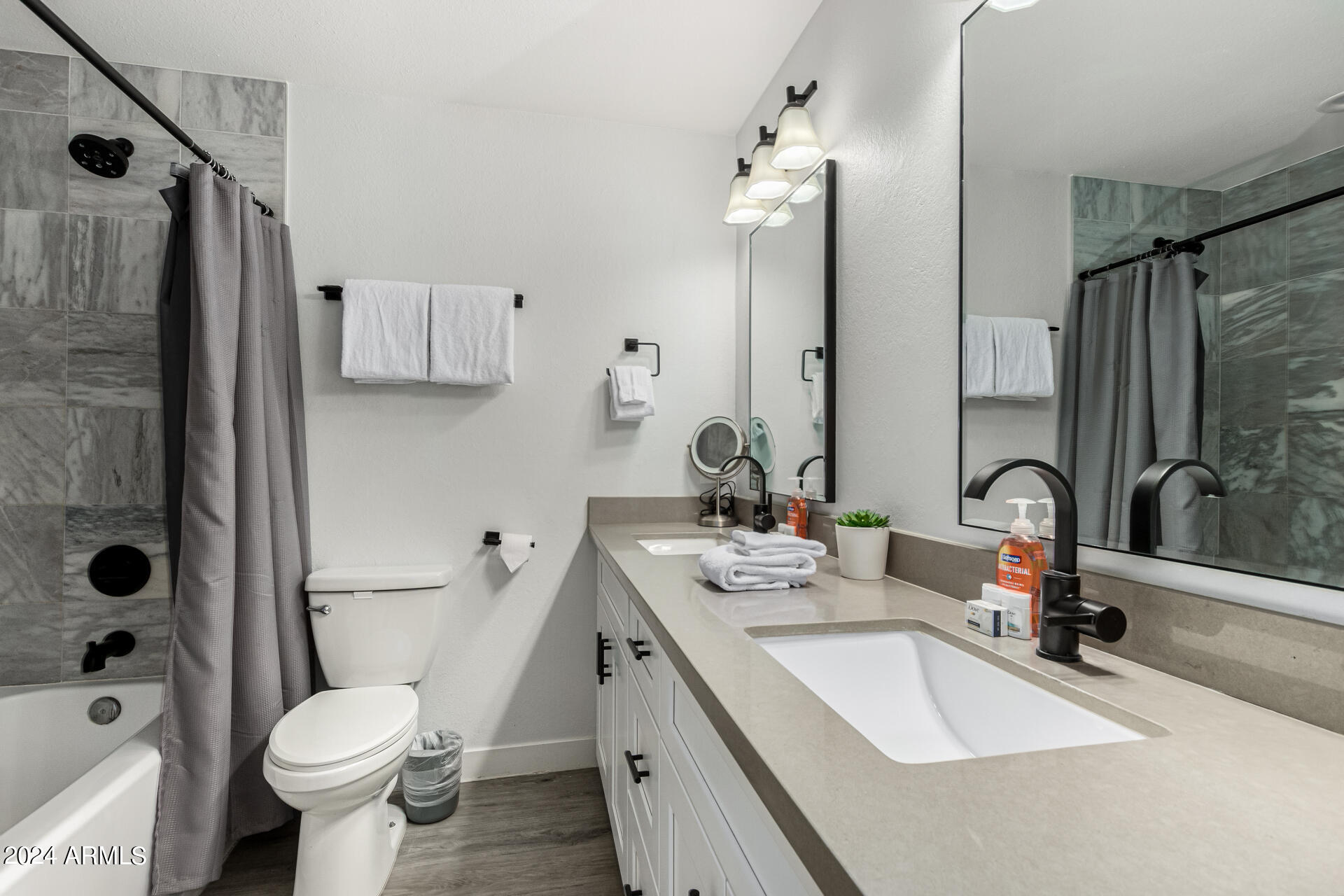 1044 E ALAMEDA Drive