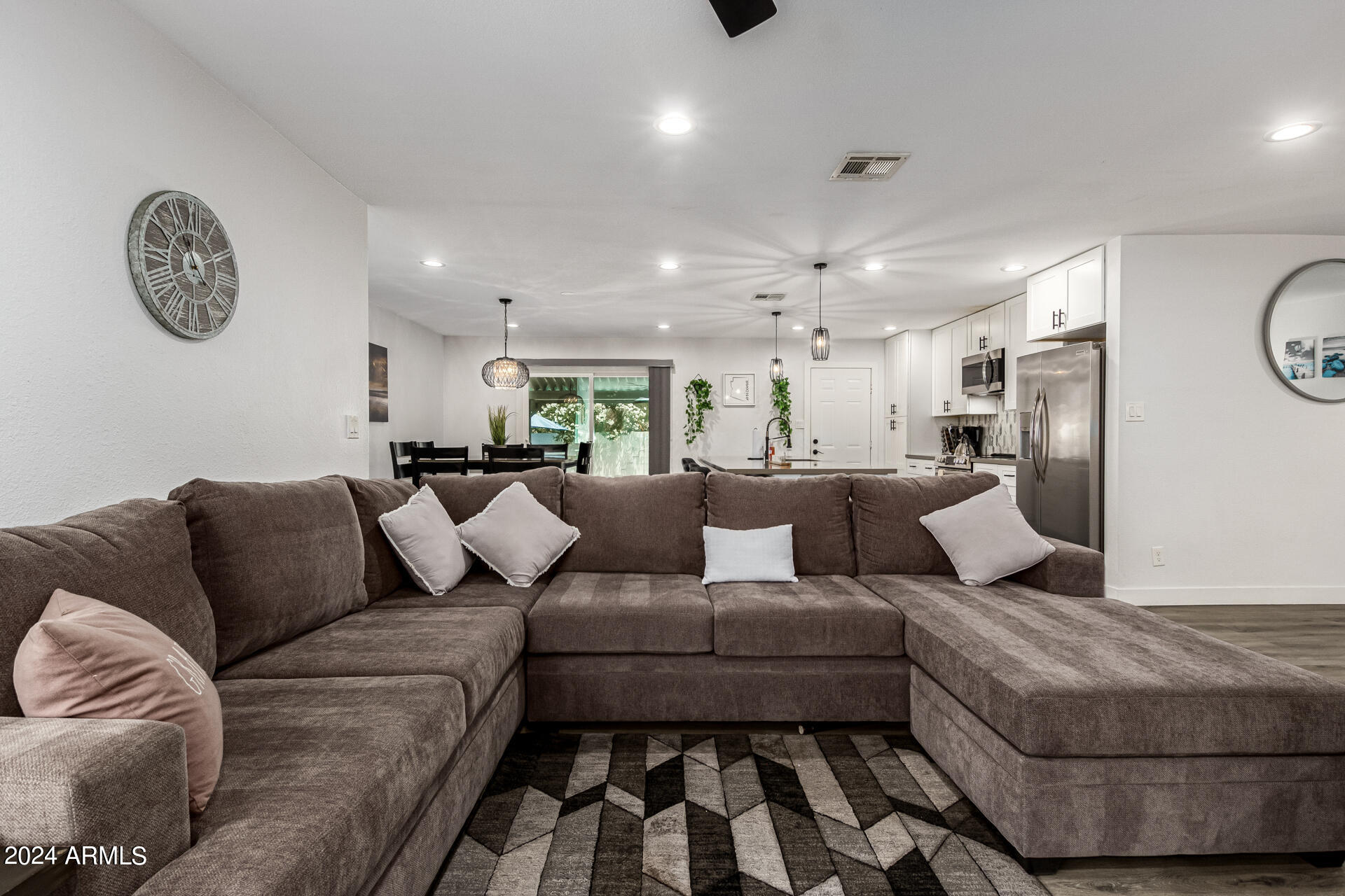 1044 E ALAMEDA Drive