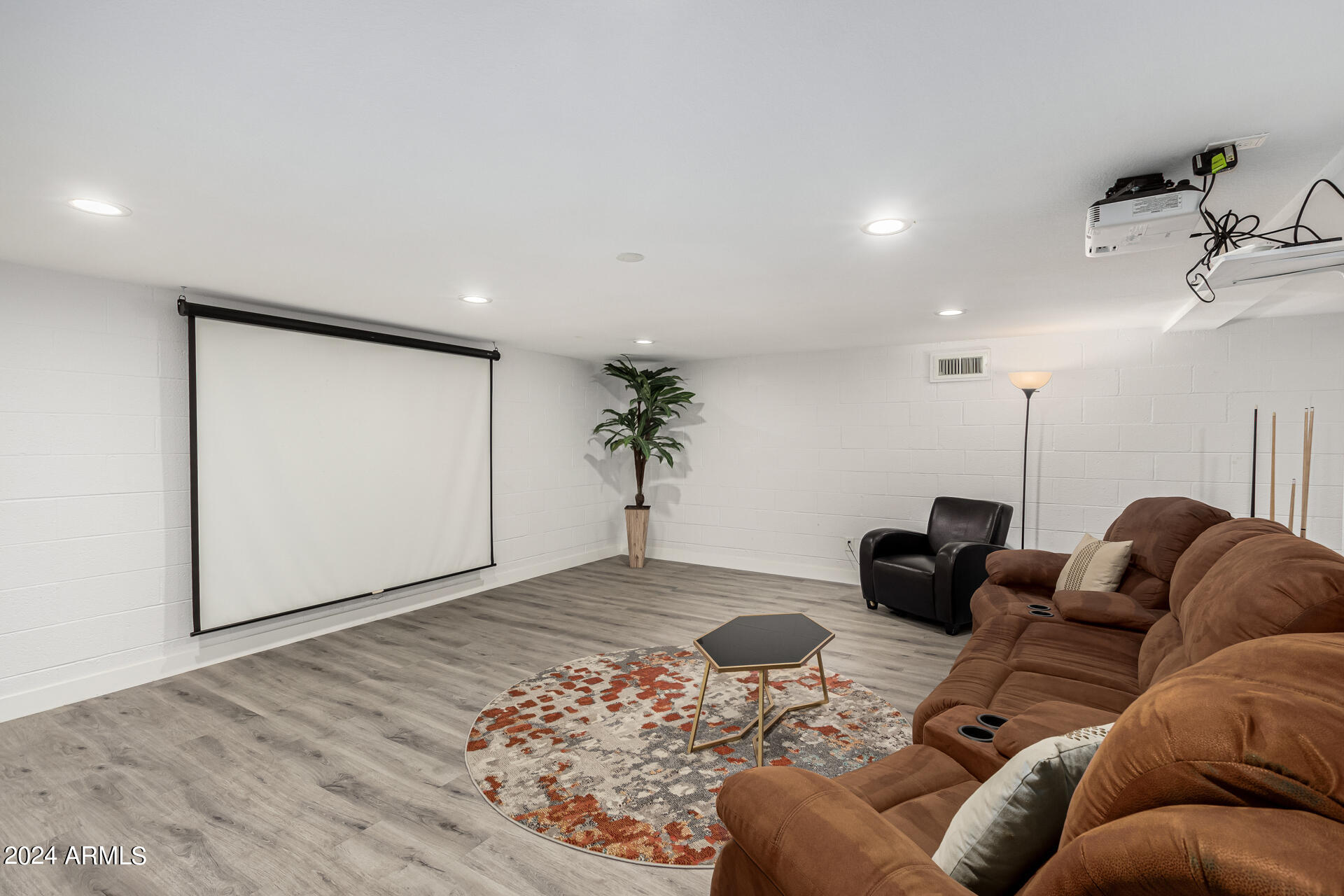 1044 E ALAMEDA Drive