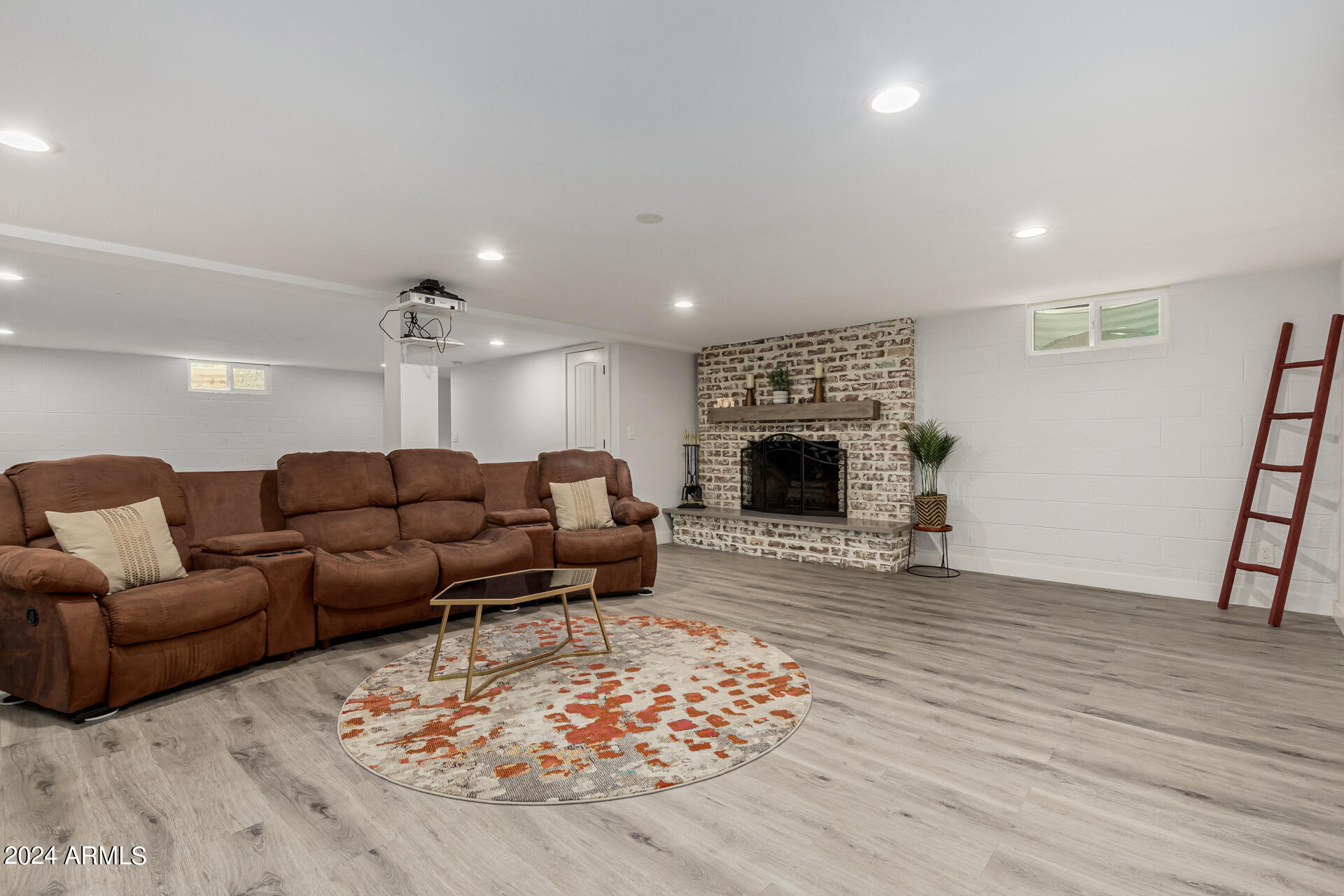 1044 E ALAMEDA Drive