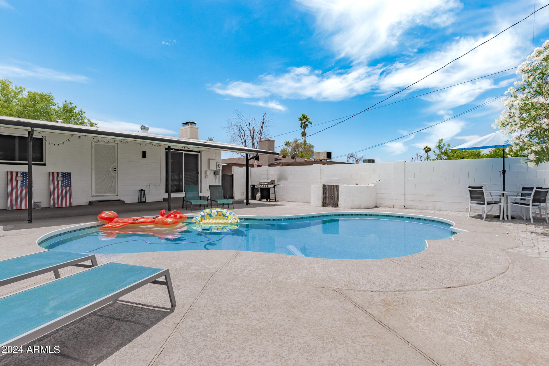 1044 E ALAMEDA Drive