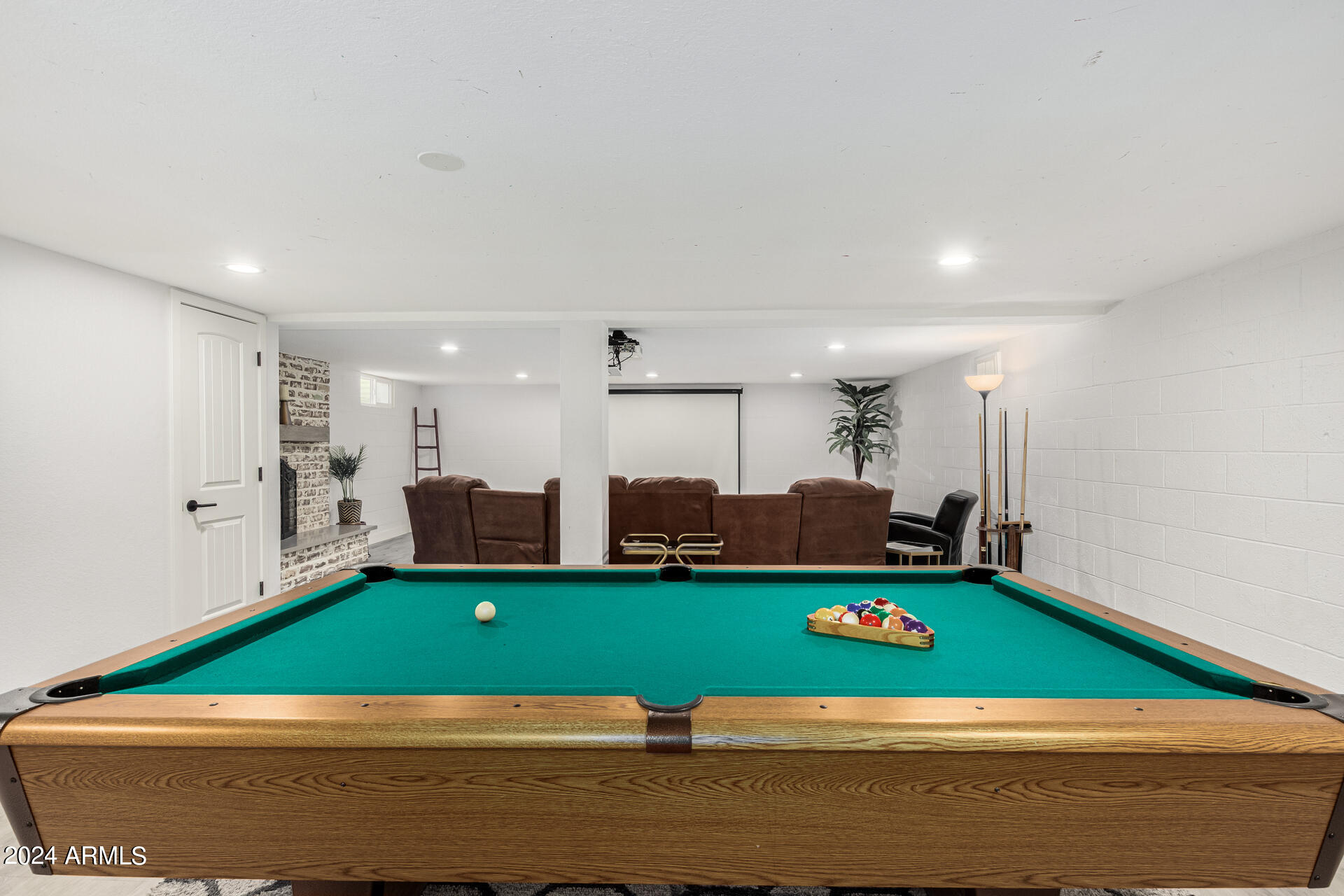 1044 E ALAMEDA Drive