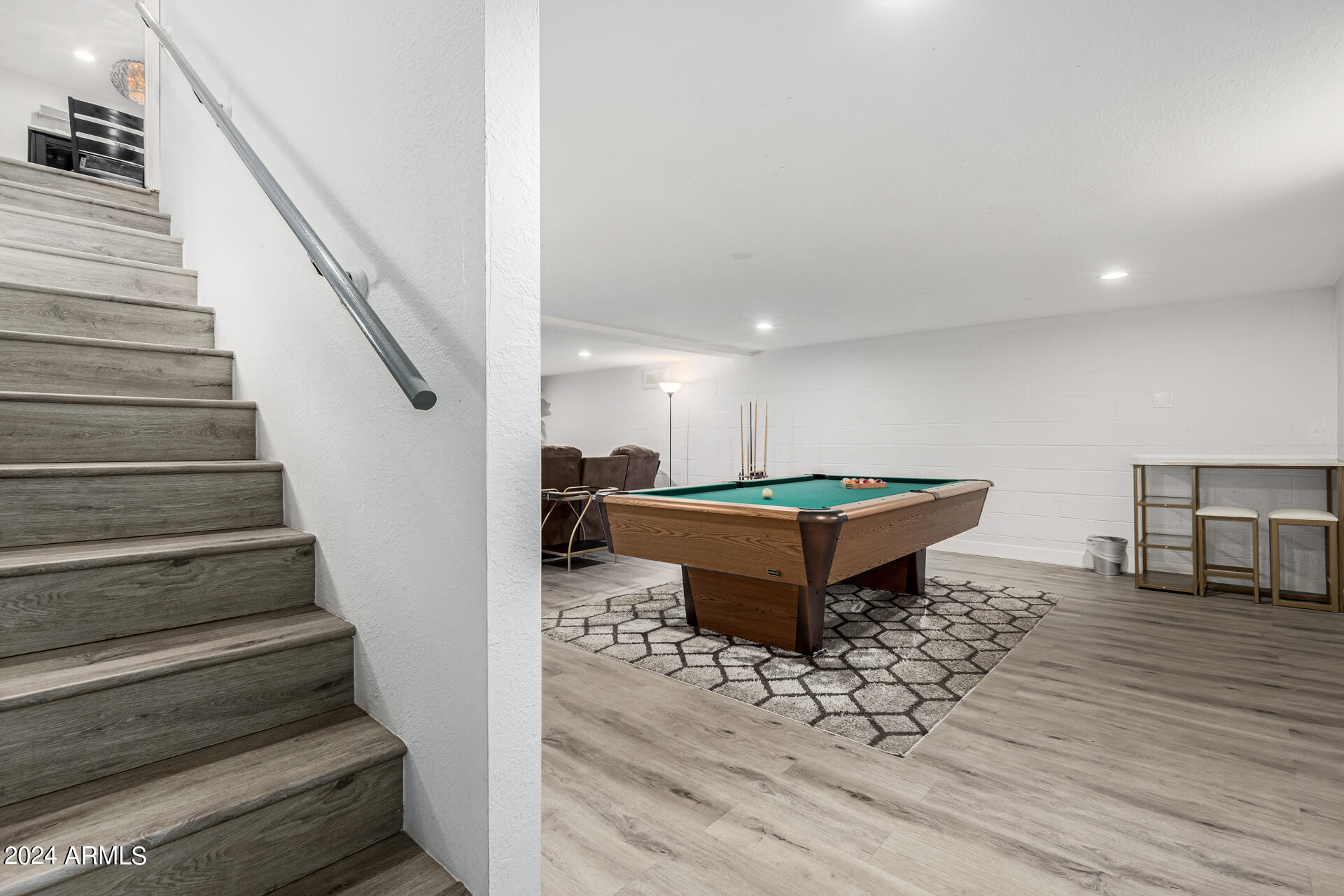 1044 E ALAMEDA Drive