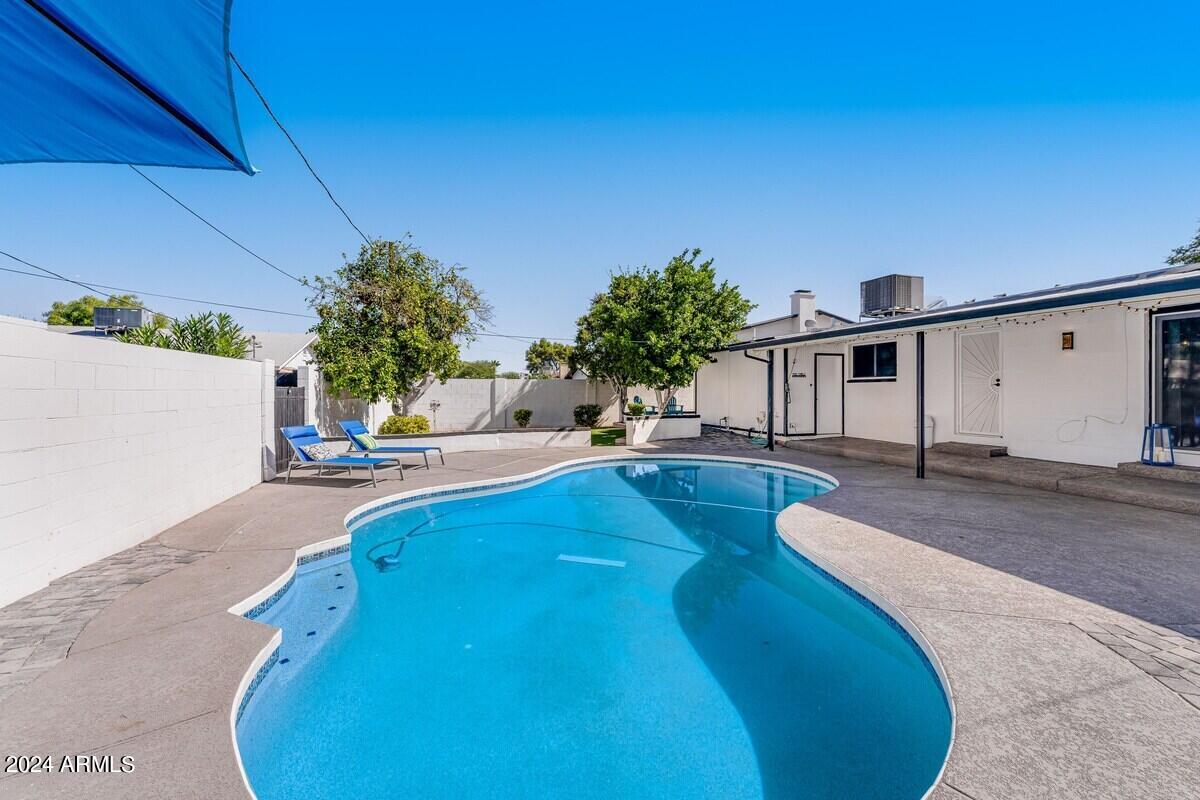 1044 E ALAMEDA Drive