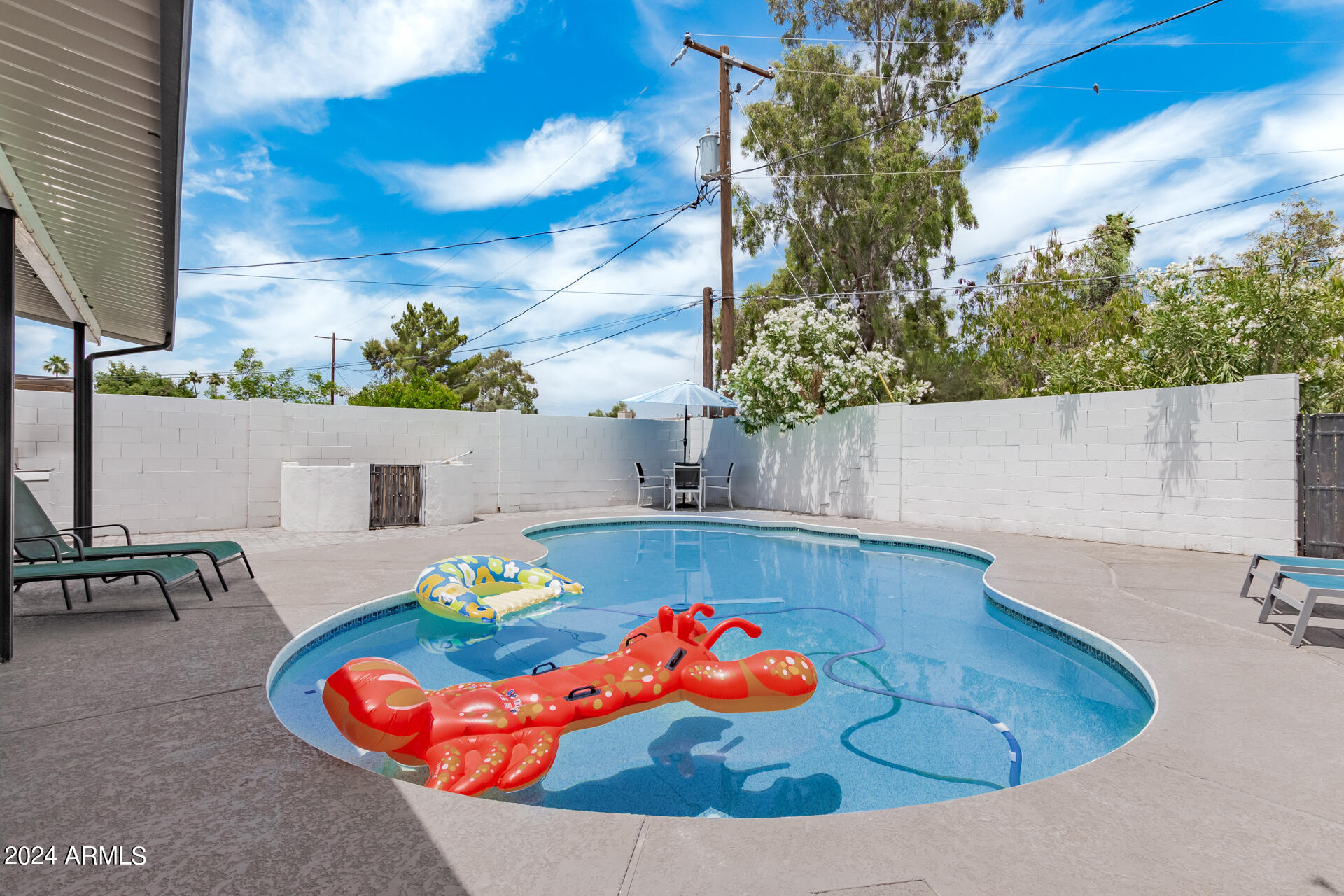 1044 E ALAMEDA Drive