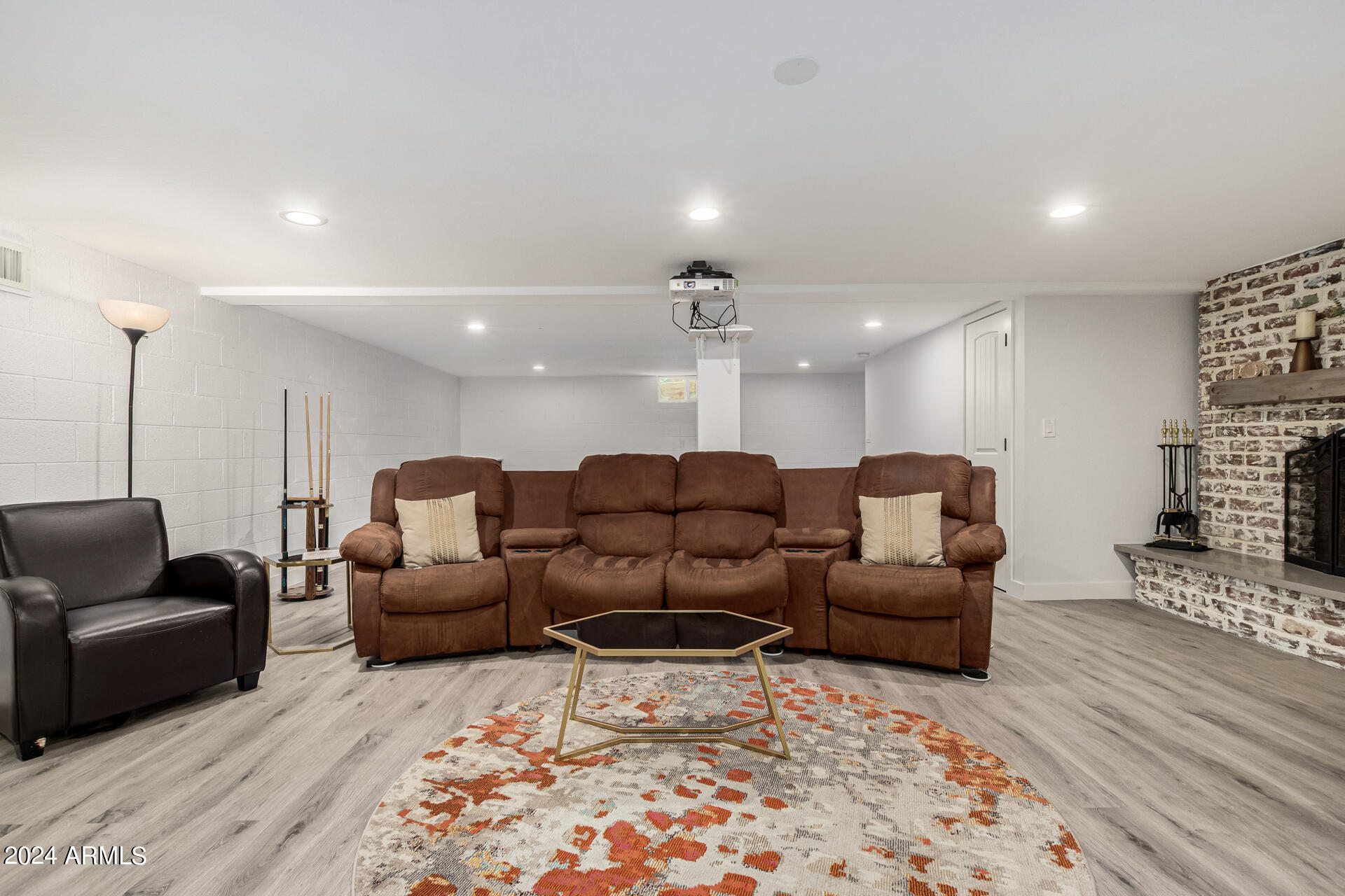 1044 E ALAMEDA Drive