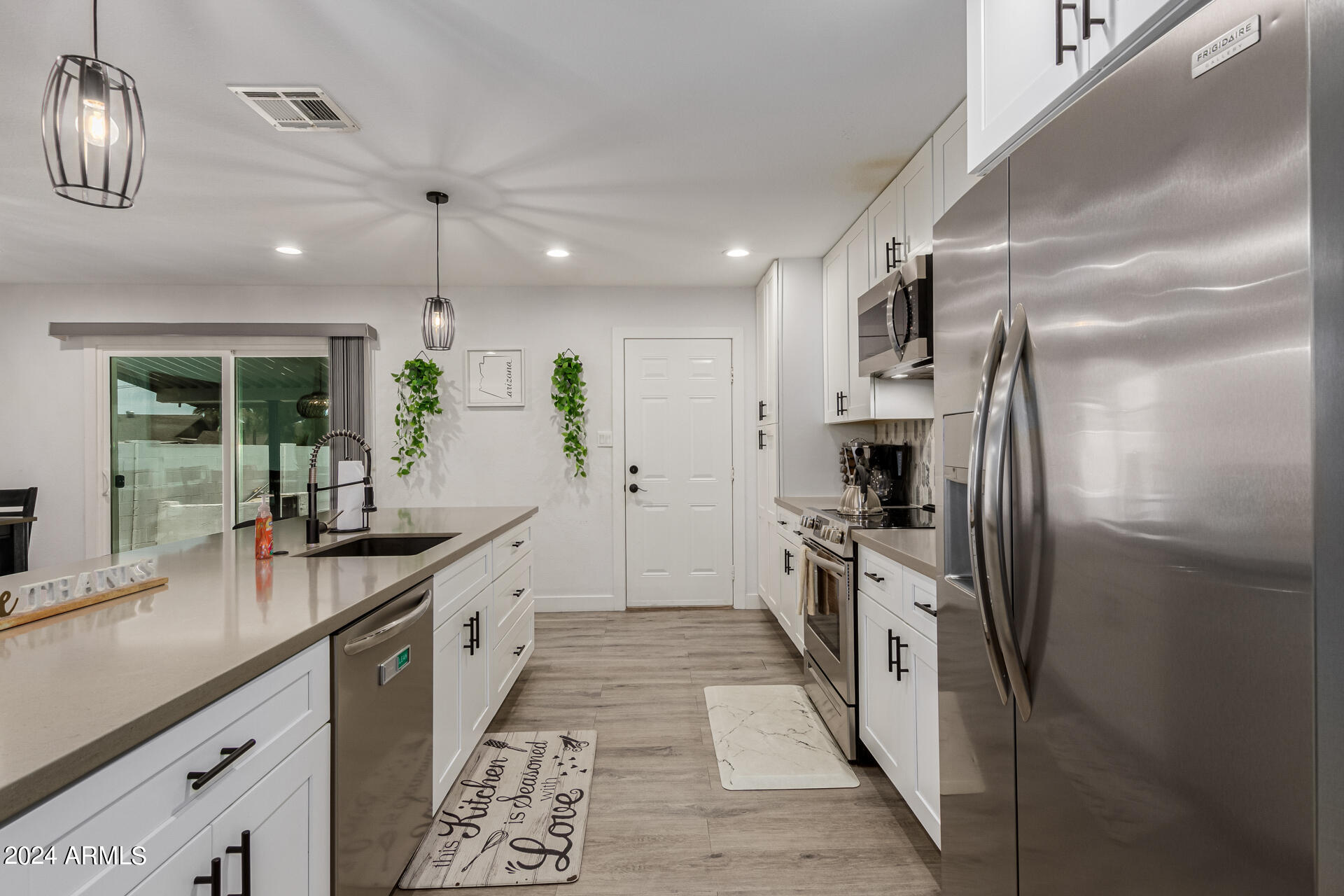 1044 E ALAMEDA Drive