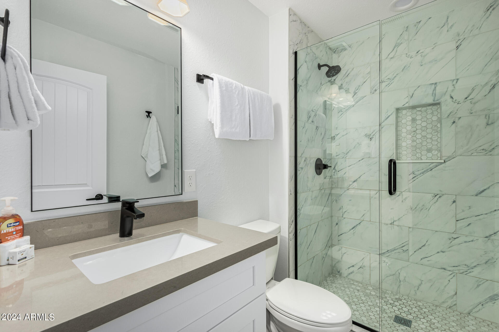 1044 E ALAMEDA Drive