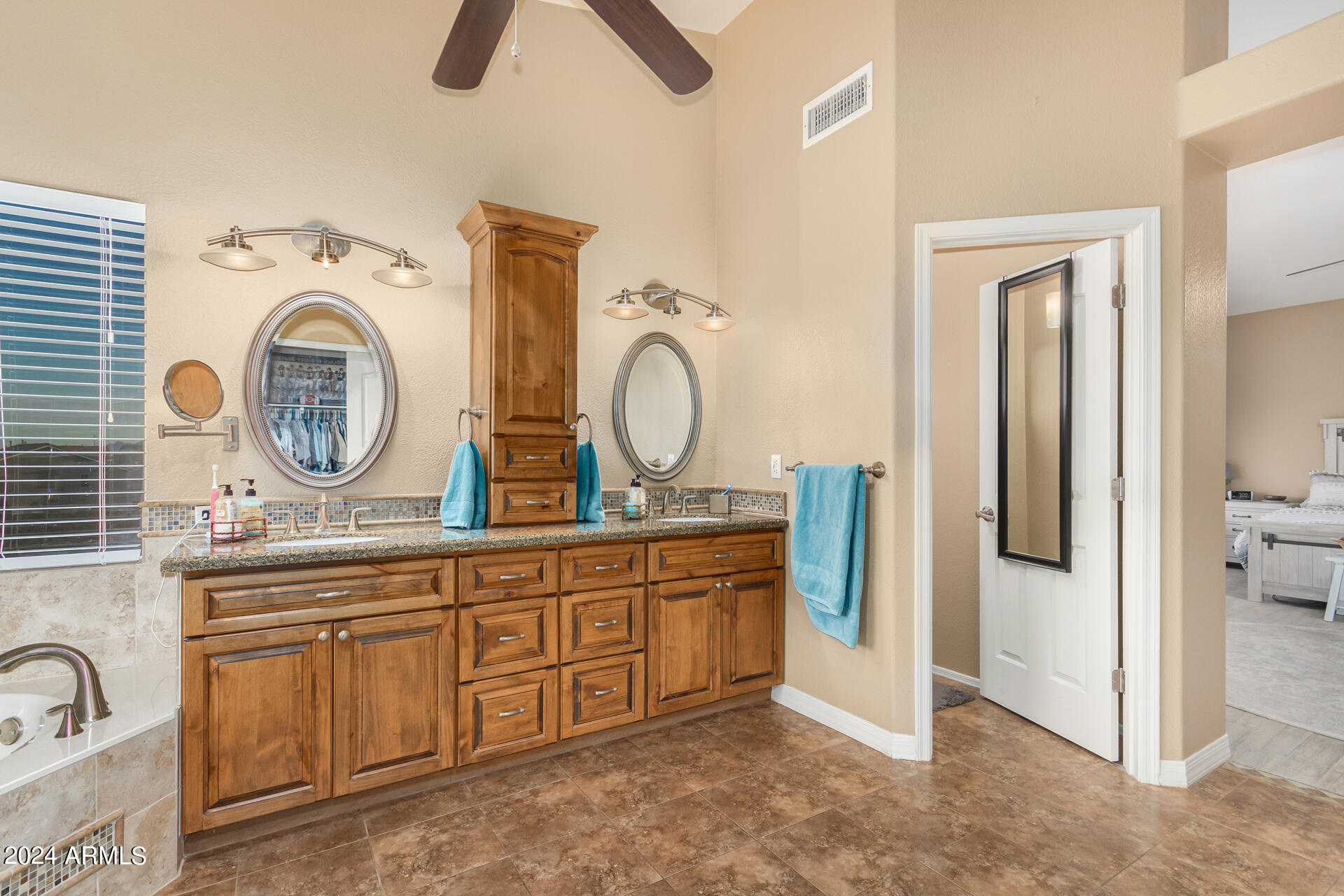 907 E BROOKWOOD Court