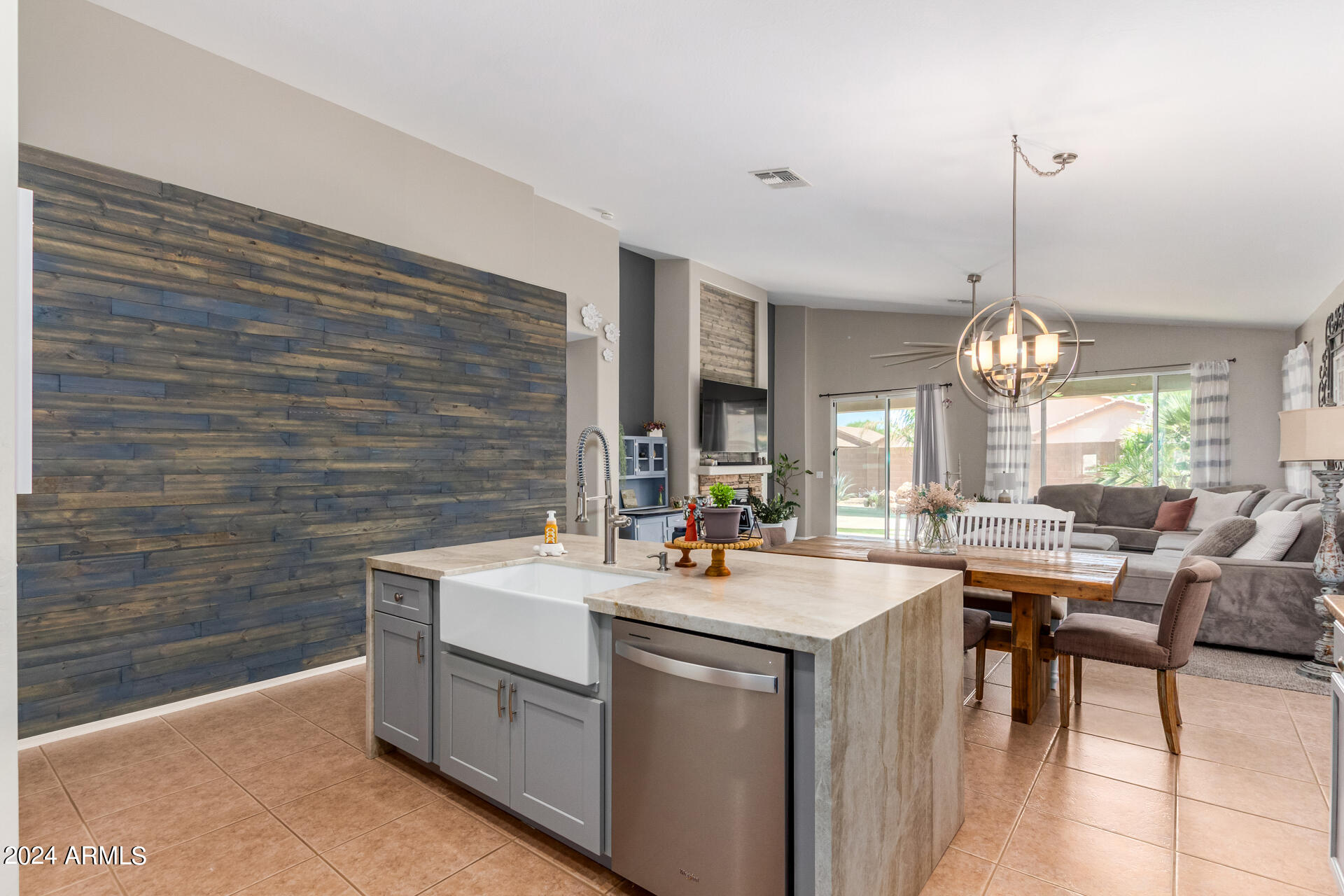 21675 E CAMINA PLATA --