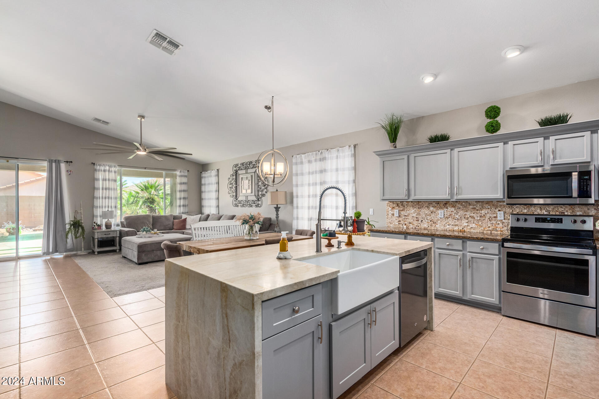 21675 E CAMINA PLATA --