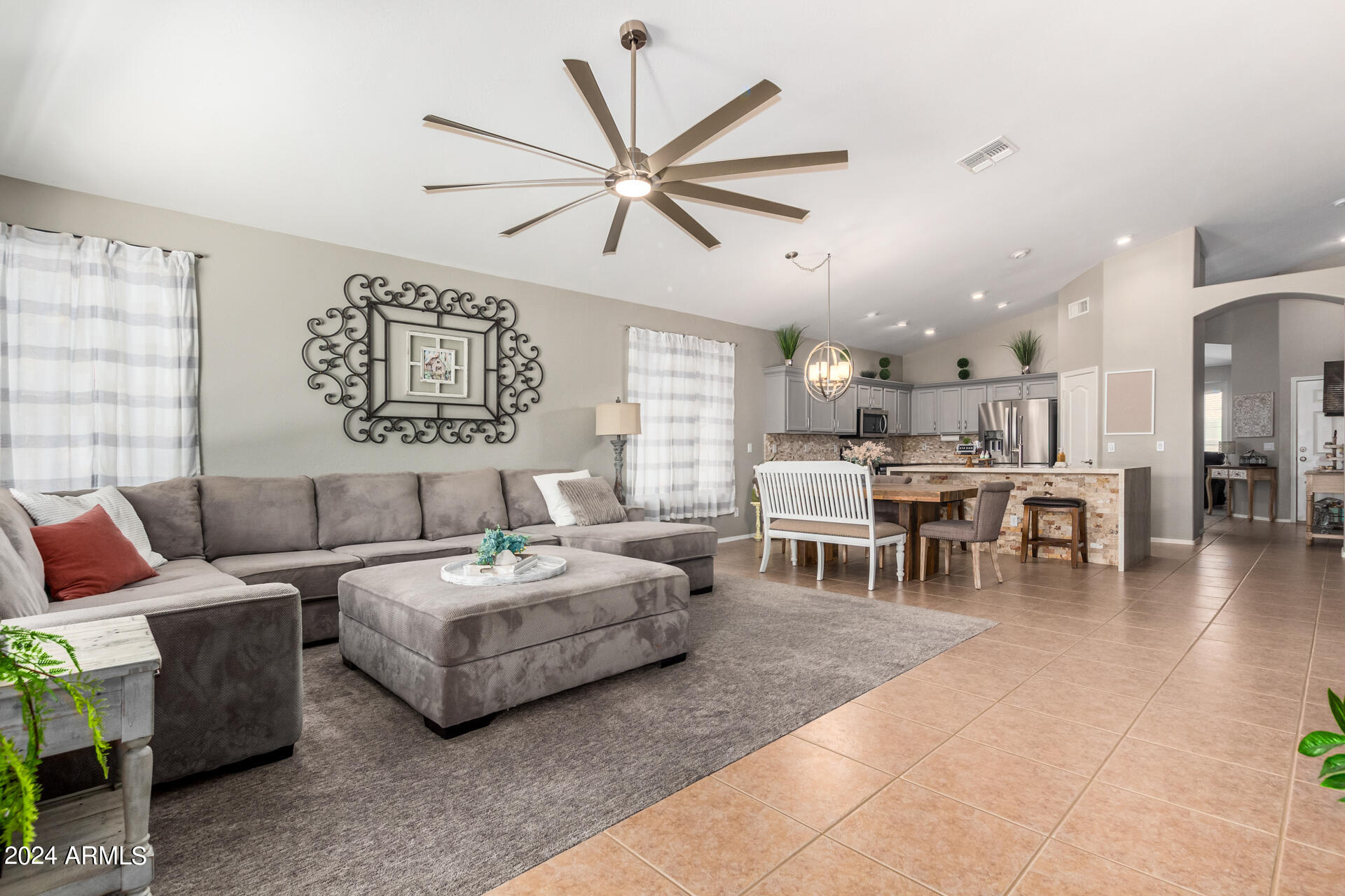 21675 E CAMINA PLATA --