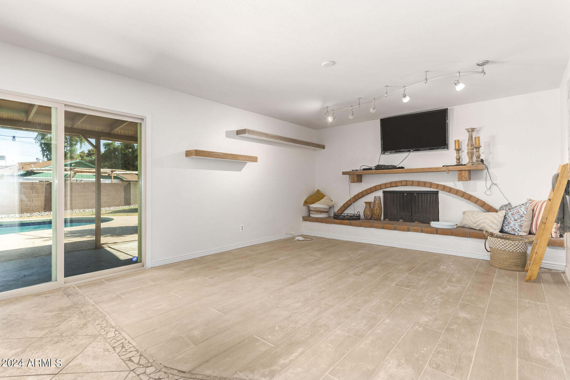 2365 W PORTOBELLO Avenue