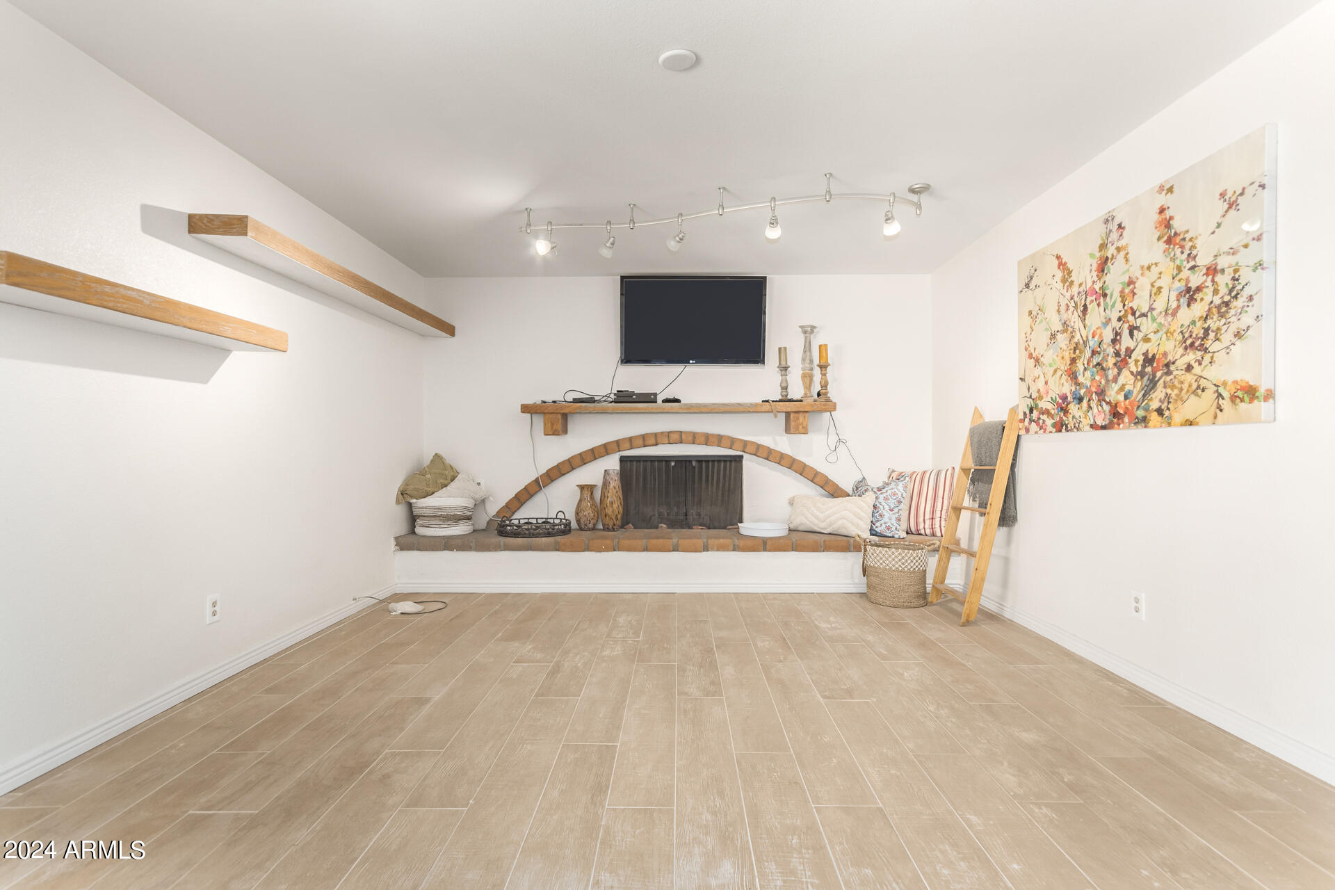 2365 W PORTOBELLO Avenue