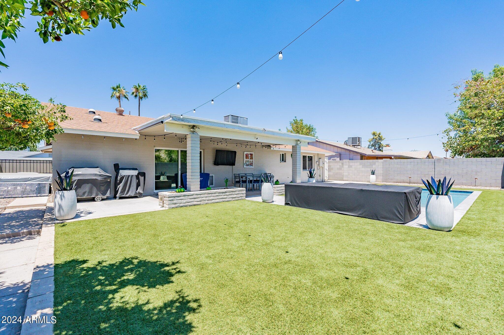 2033 E HARVARD Drive