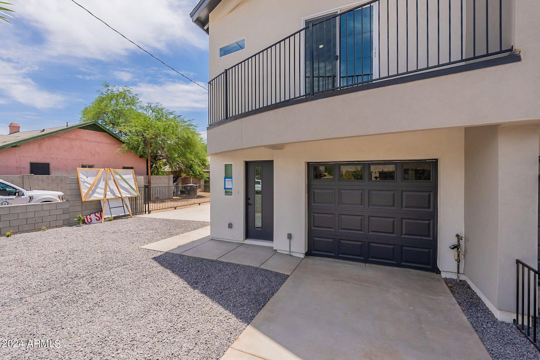 1011 W ROOSEVELT Street