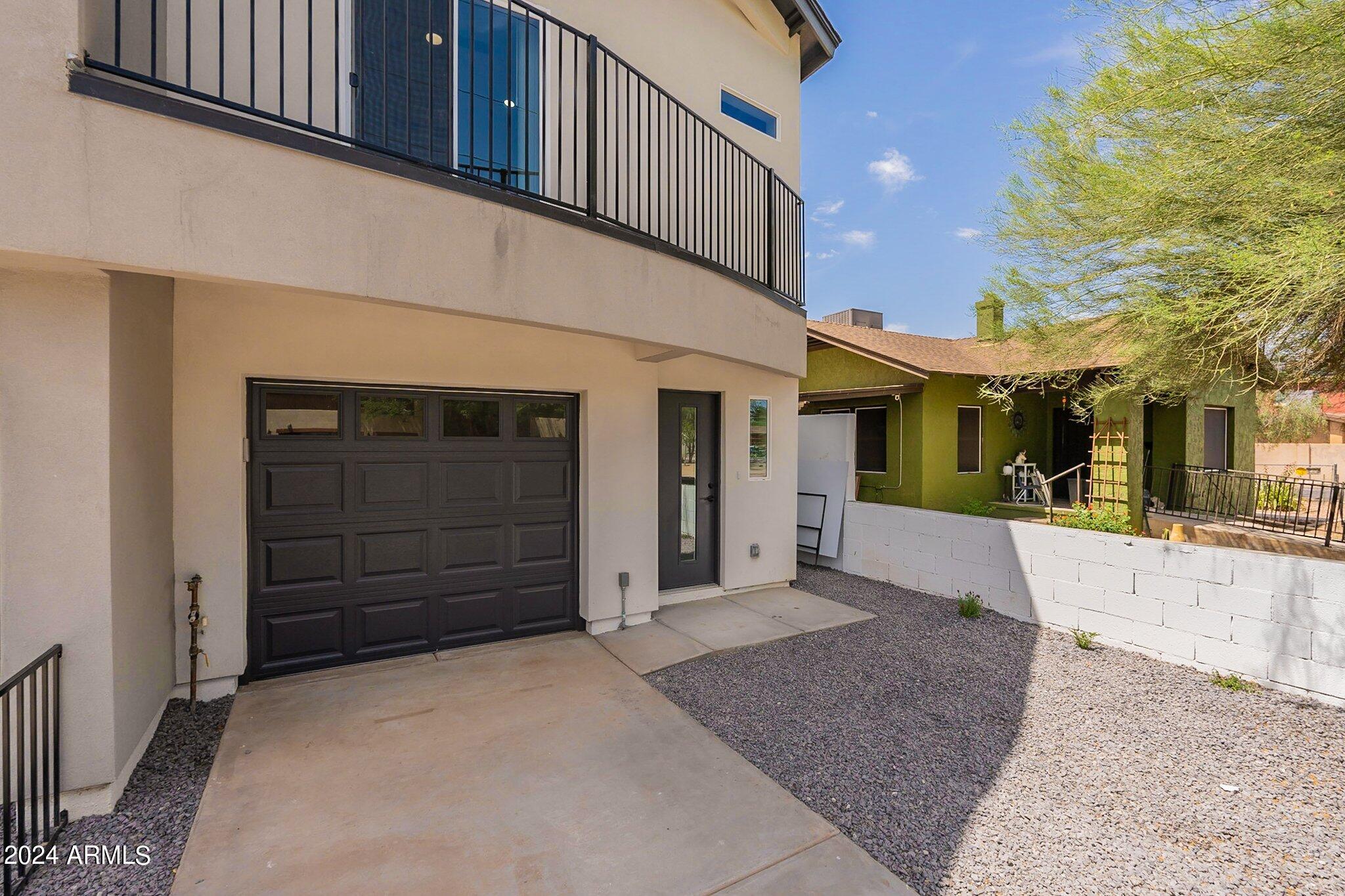 1011 W ROOSEVELT Street