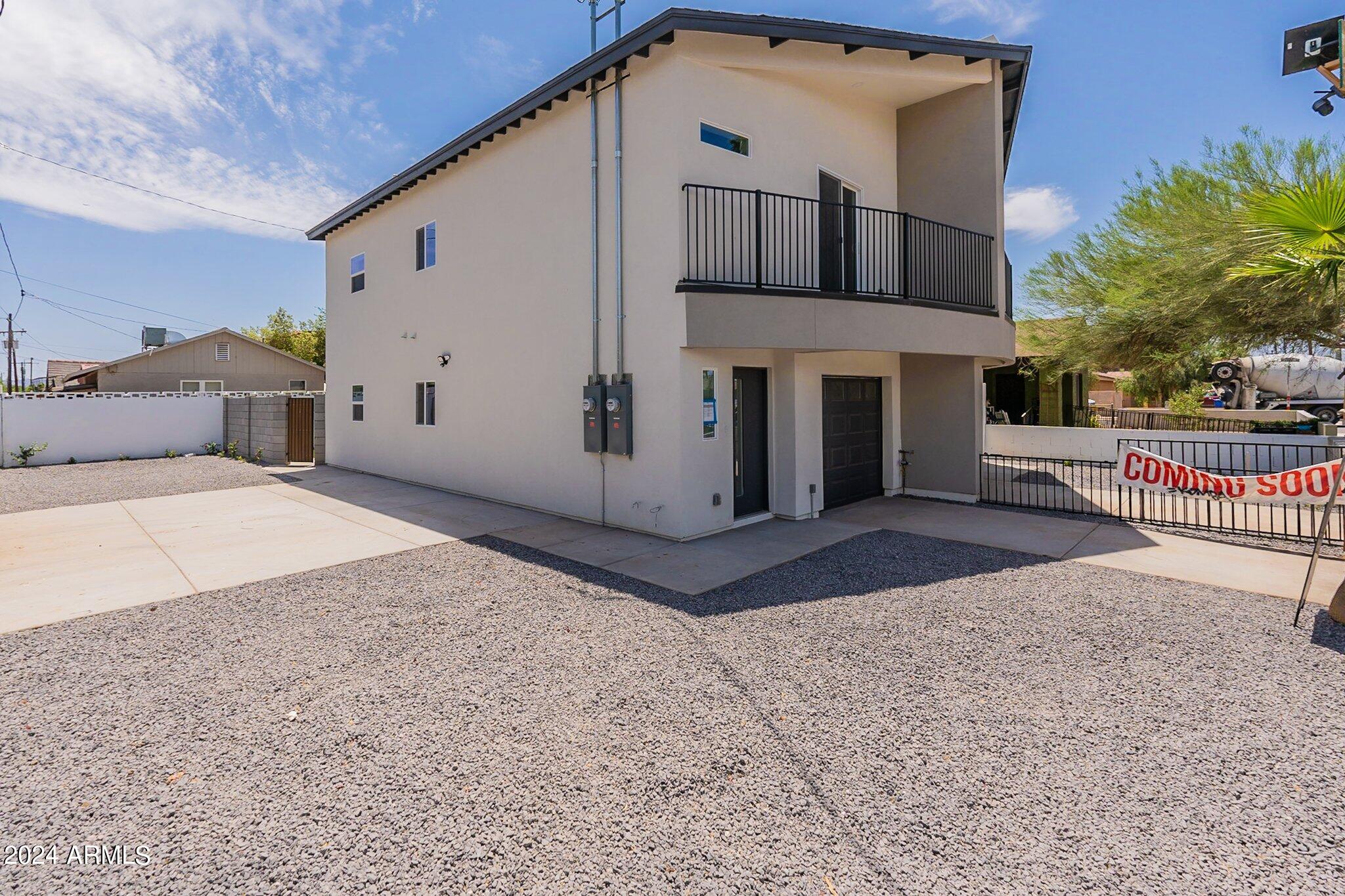 1011 W ROOSEVELT Street