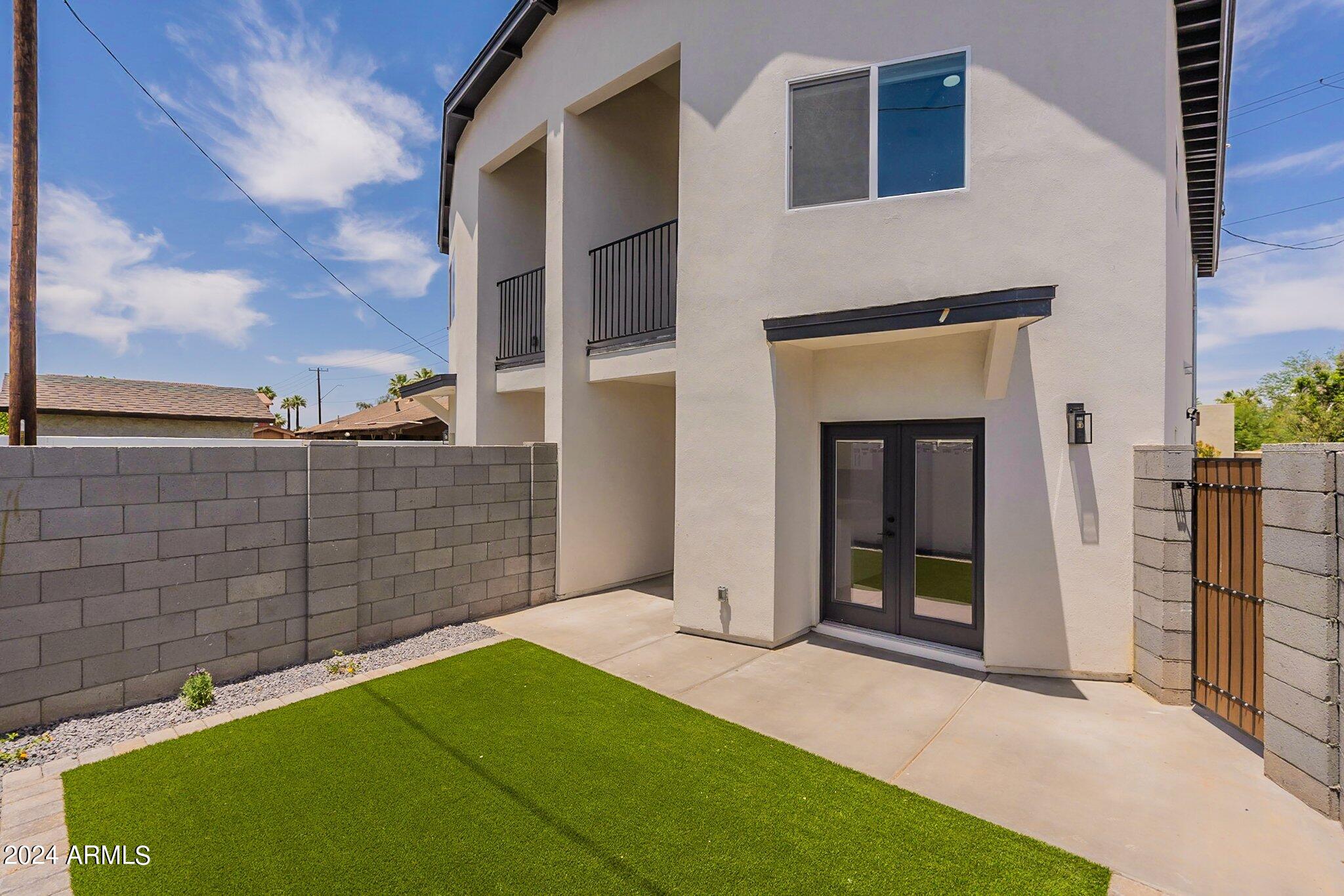 1011 W ROOSEVELT Street