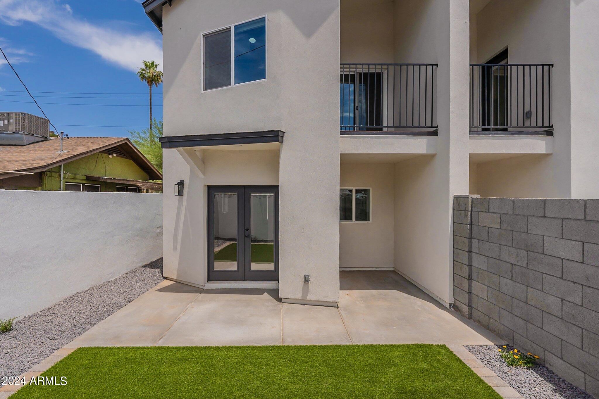 1011 W ROOSEVELT Street