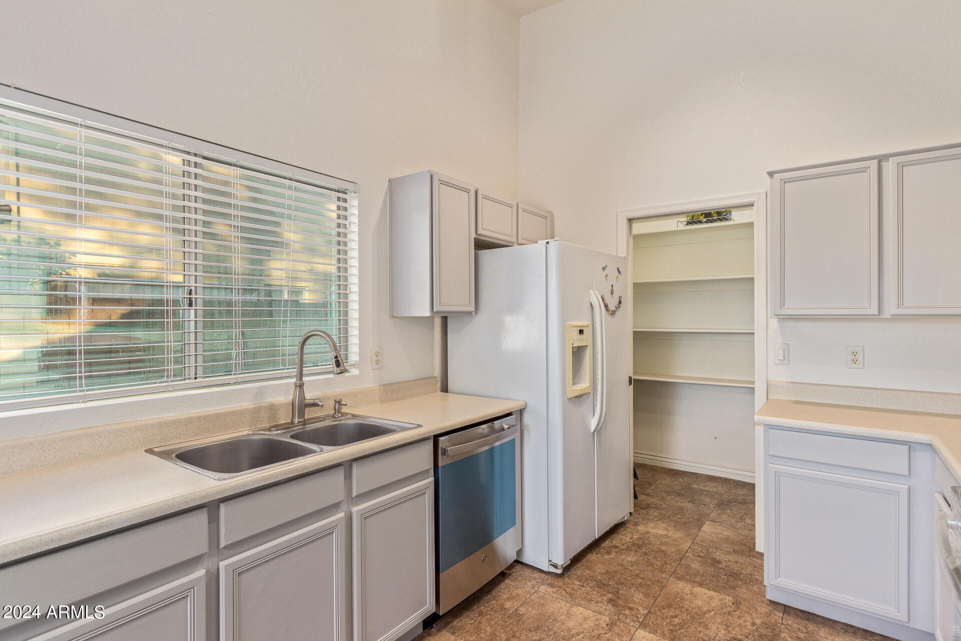 2674 W OAKGROVE Lane