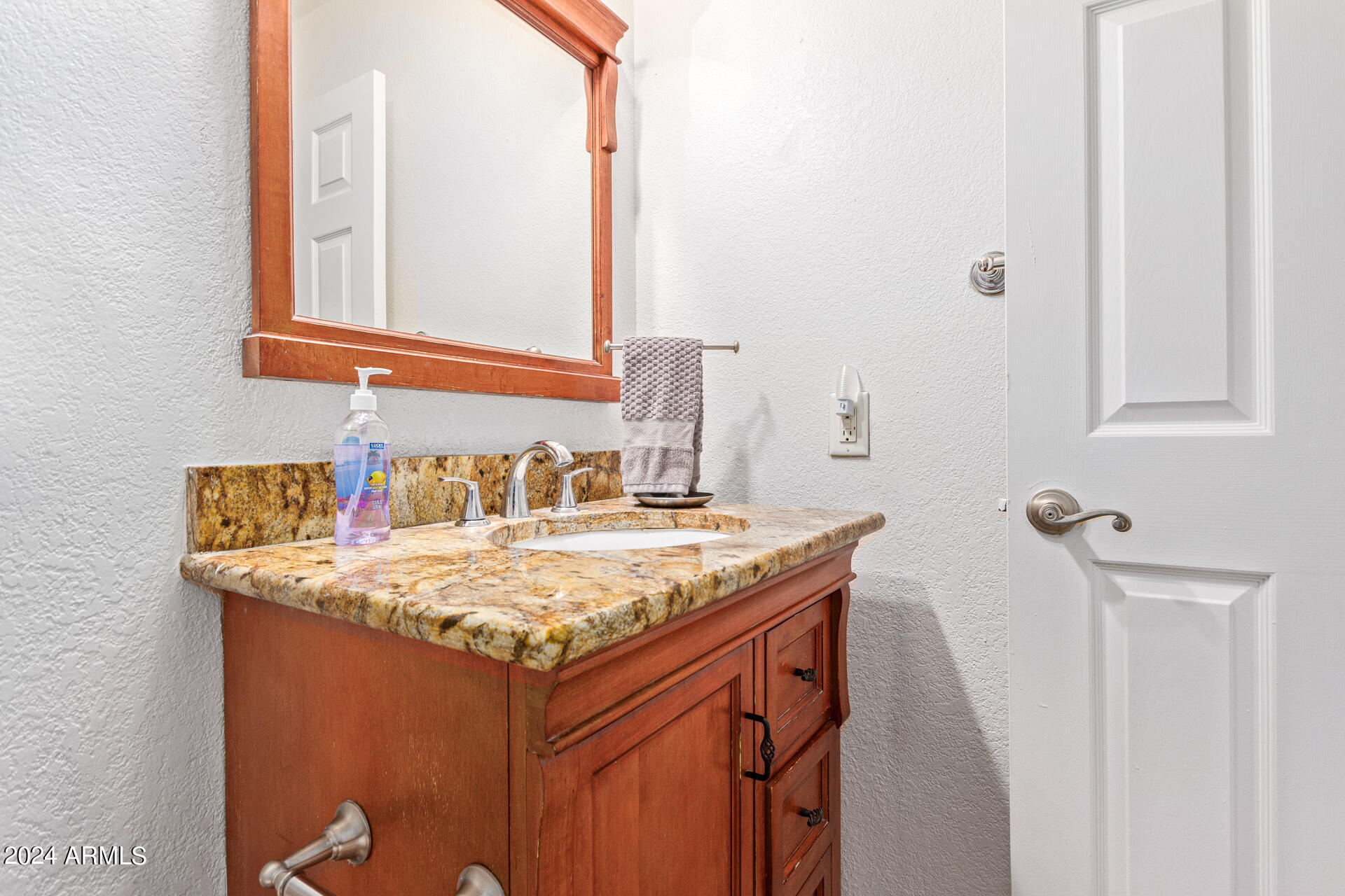 2674 W OAKGROVE Lane