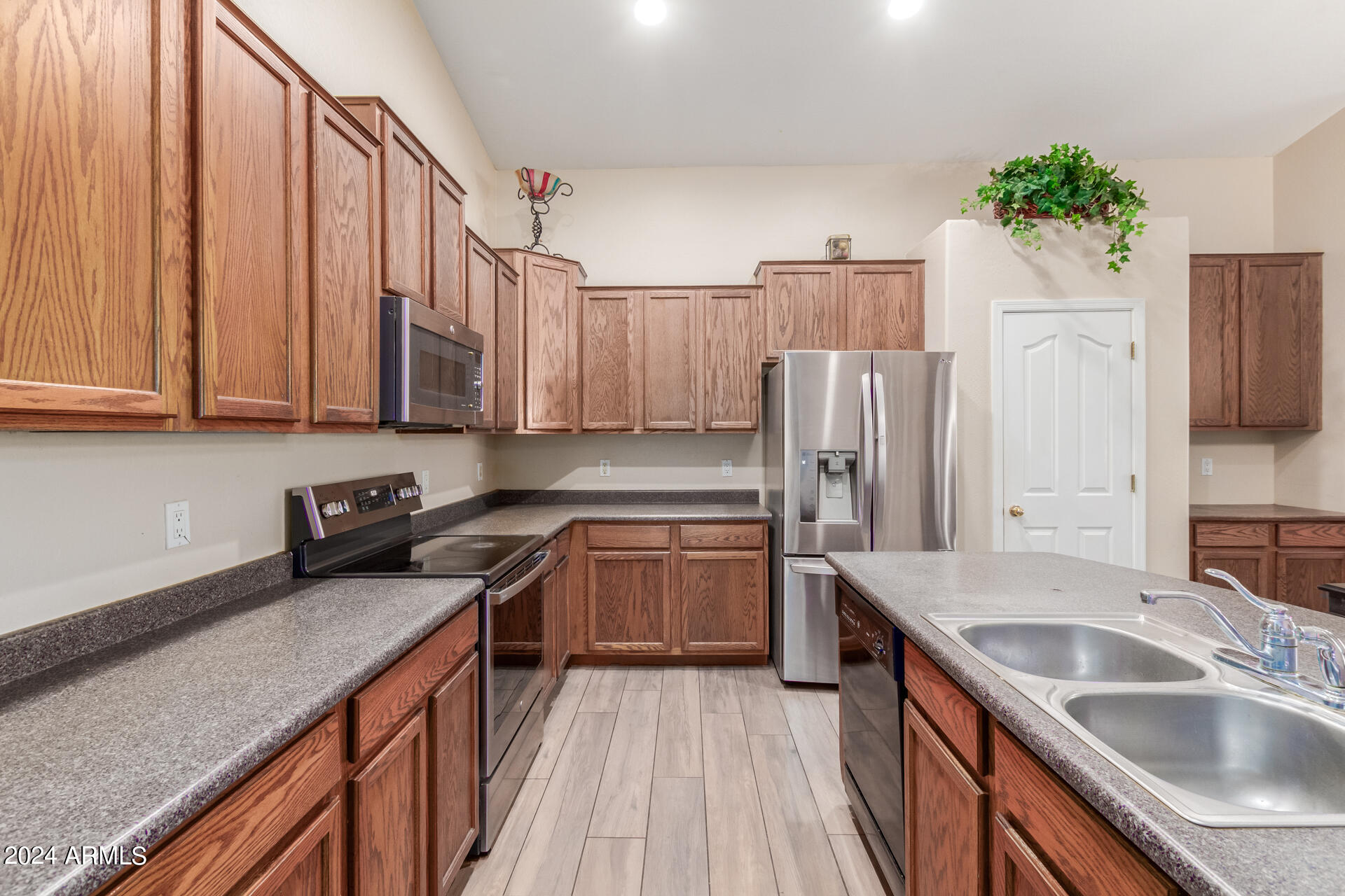 8531 W MAGNOLIA Street