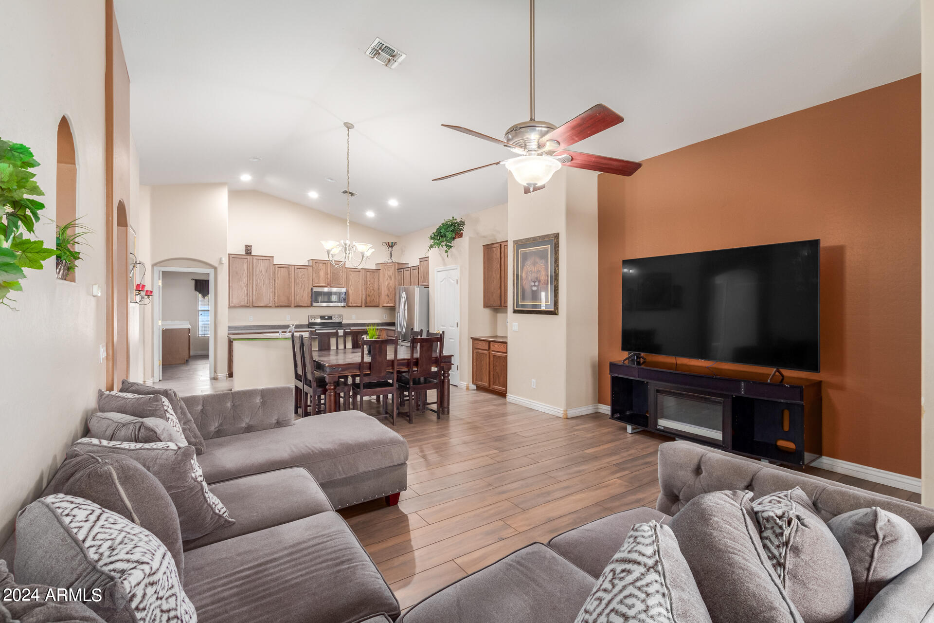 8531 W MAGNOLIA Street