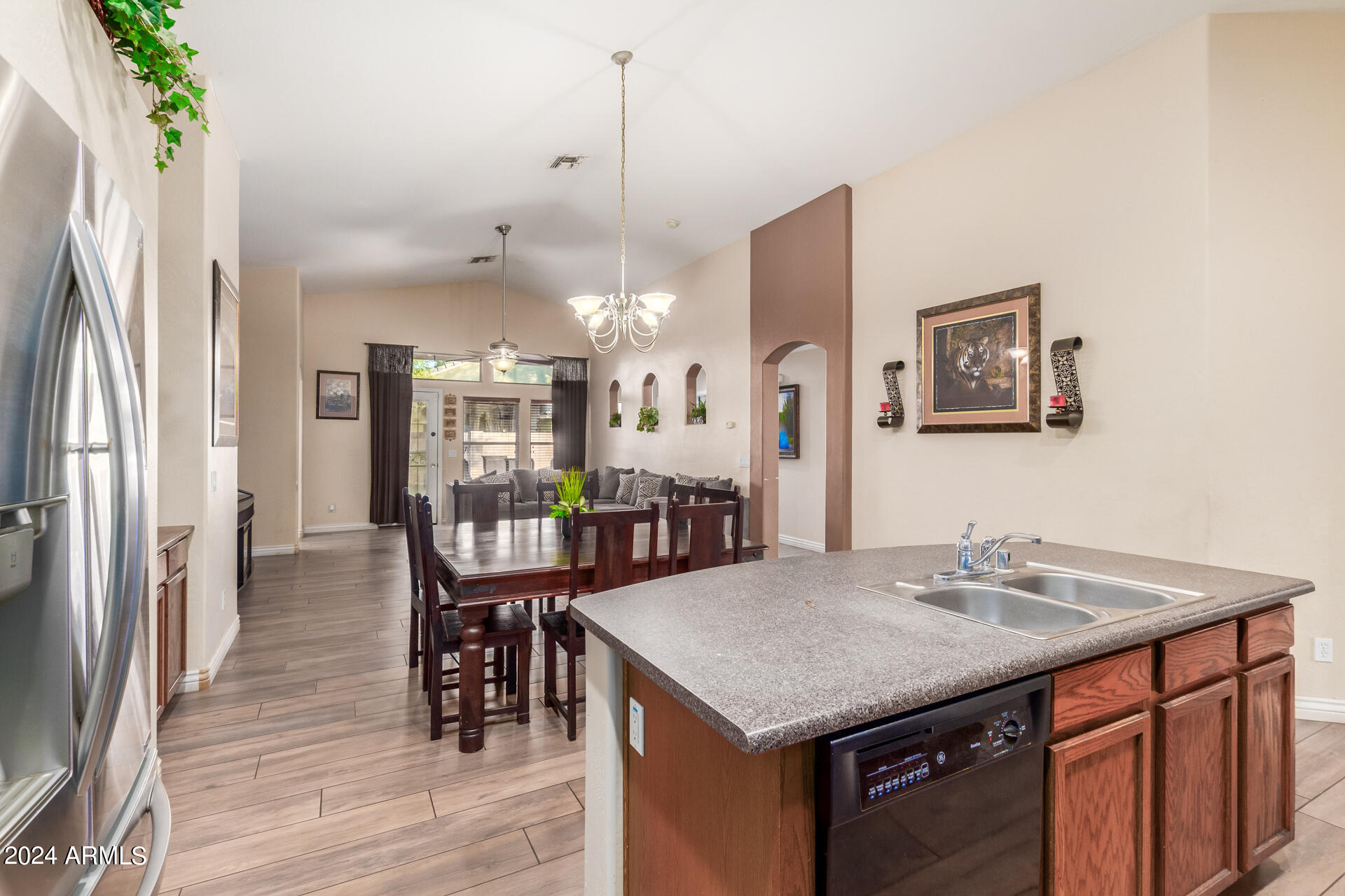 8531 W MAGNOLIA Street