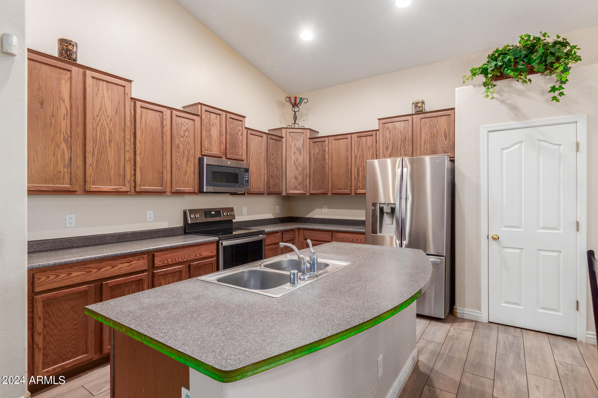 8531 W MAGNOLIA Street