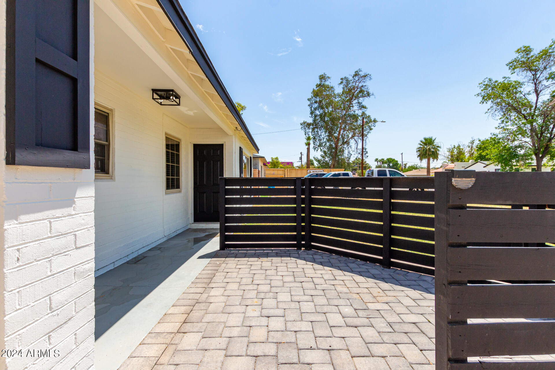 2314 E WHITTON Avenue
