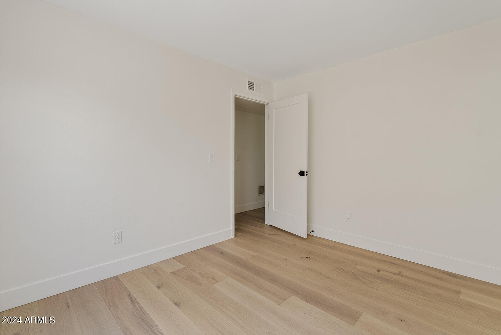 5441 E ROANOKE Avenue