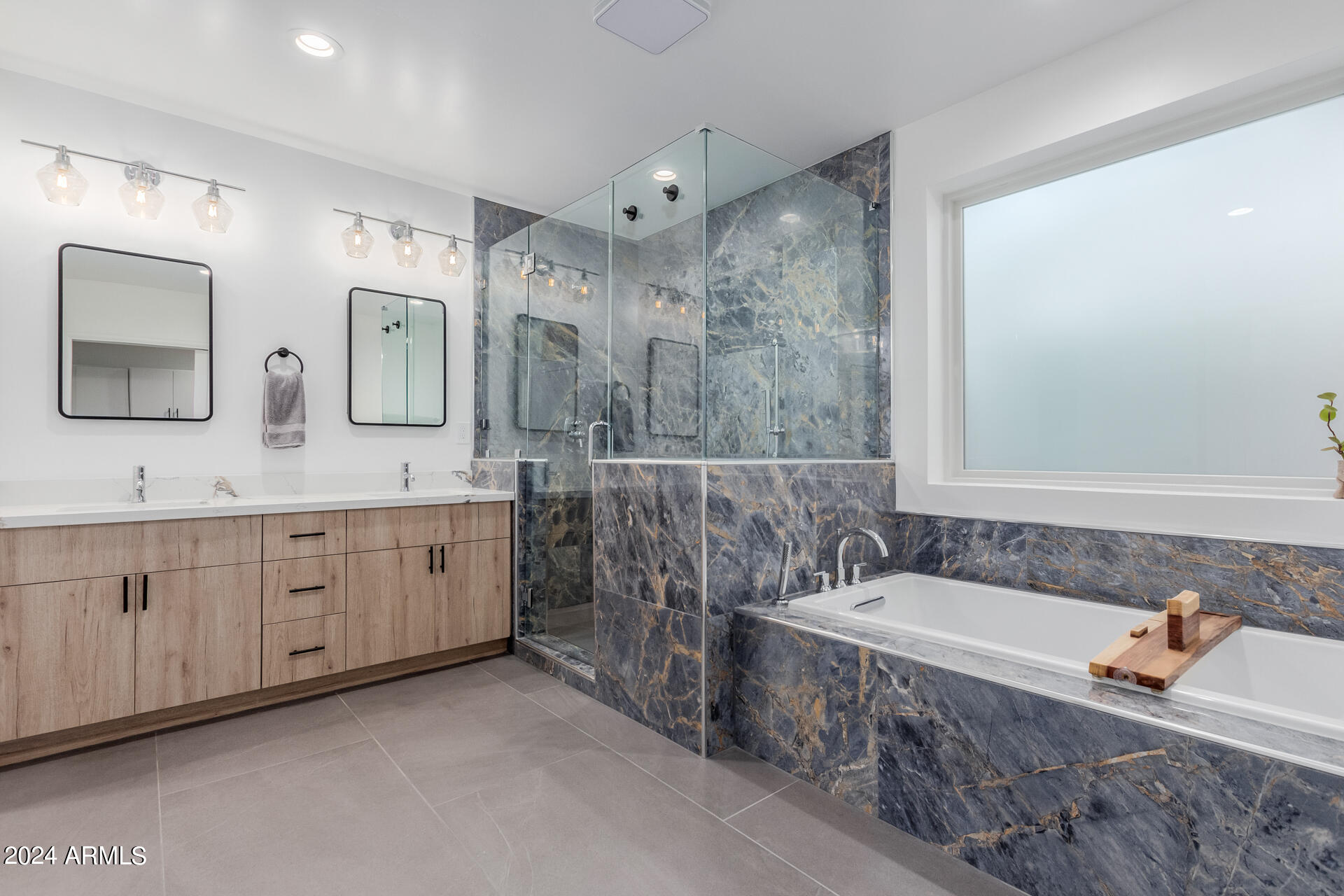 2446 E PIERSON Street