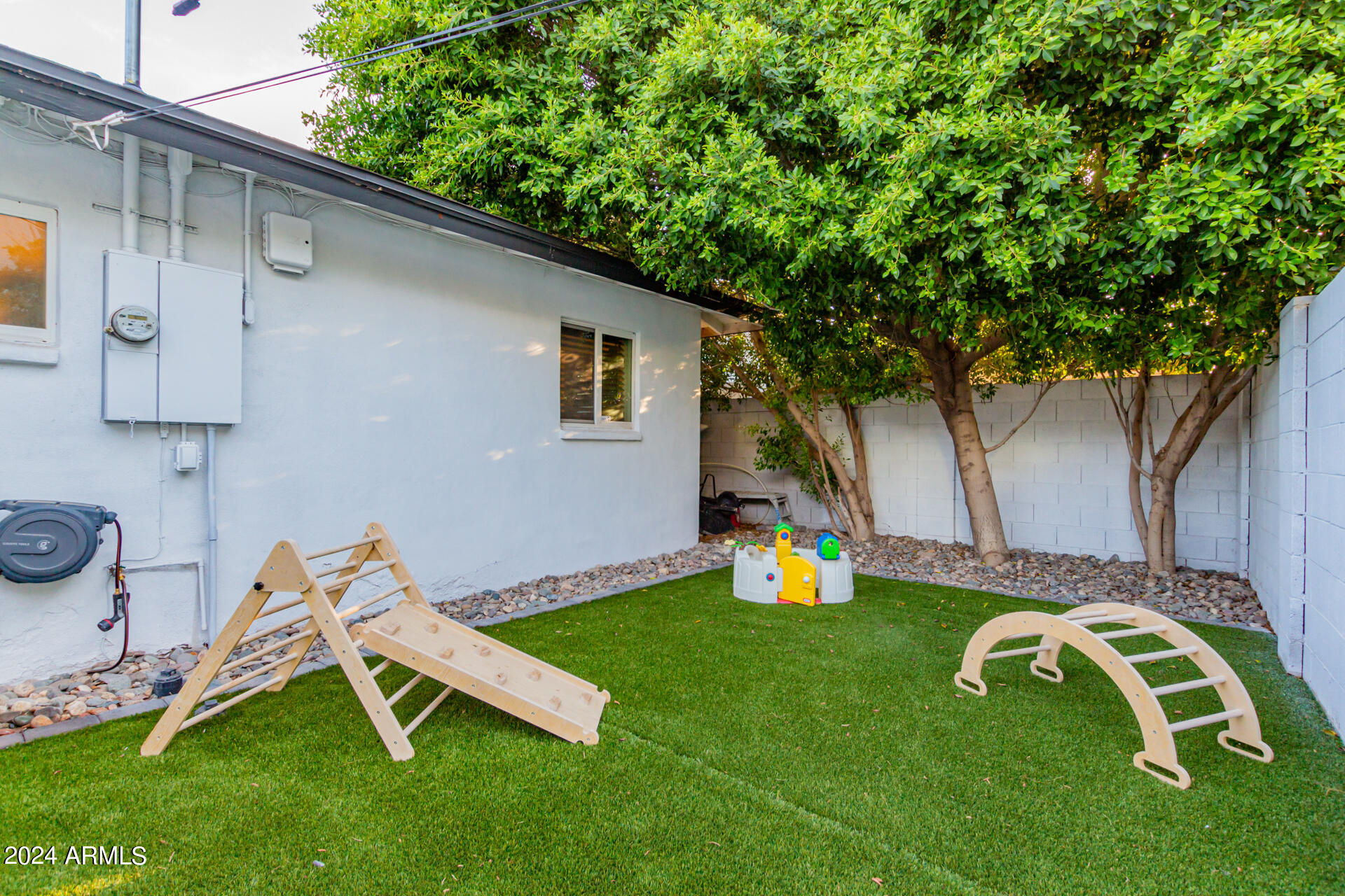 2446 E PIERSON Street