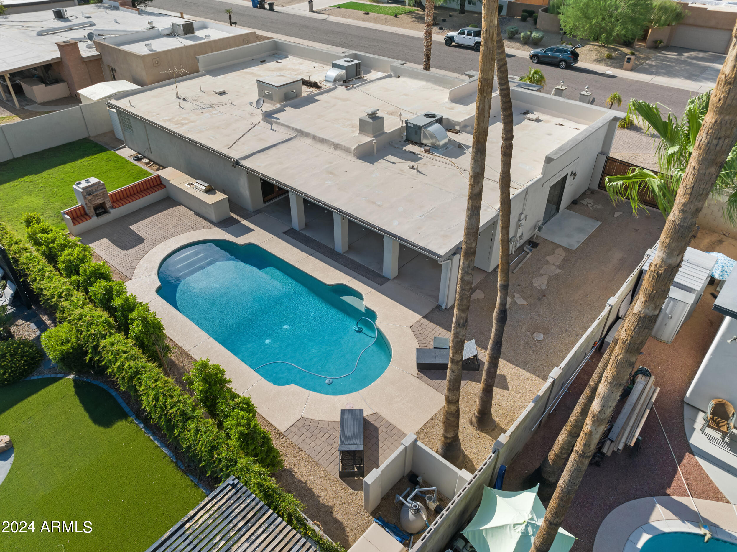 6639 E SHARON Drive