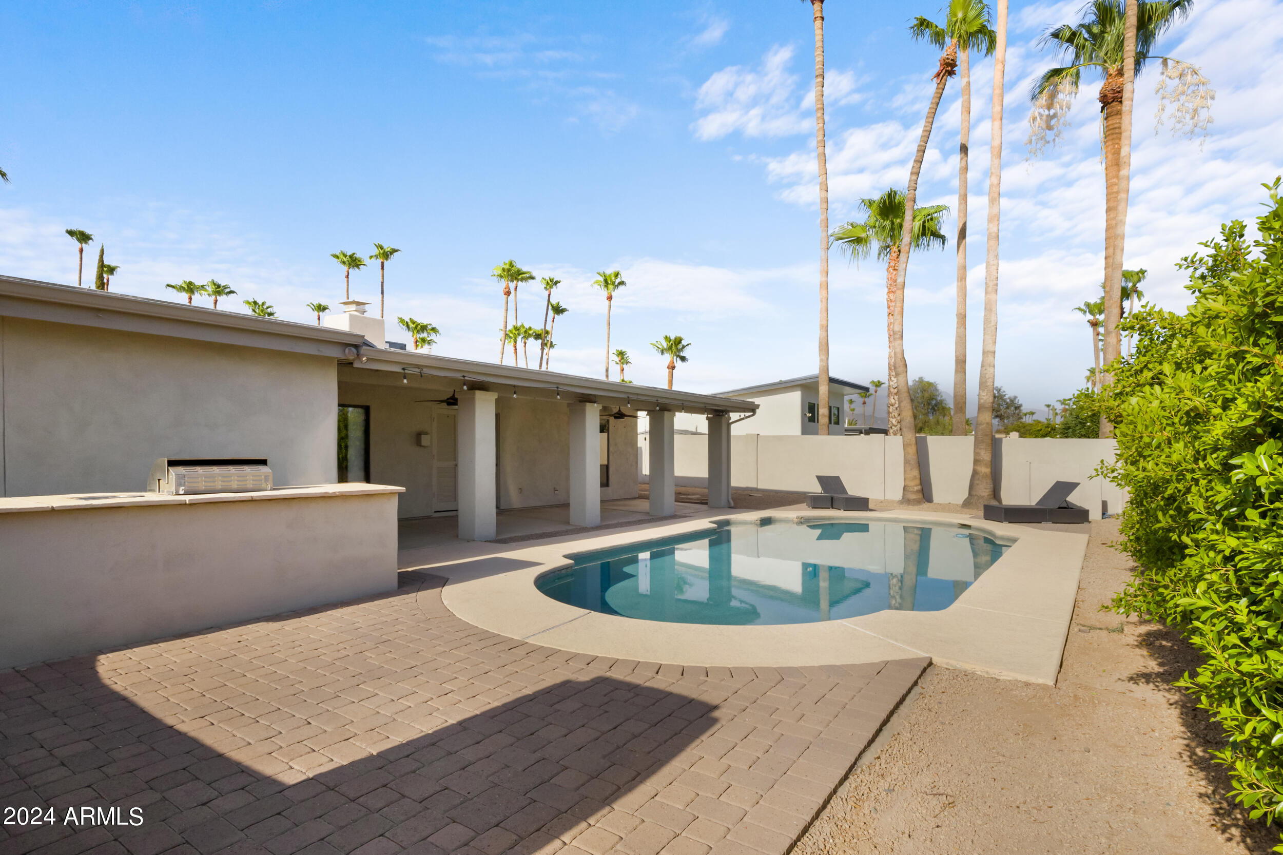 6639 E SHARON Drive
