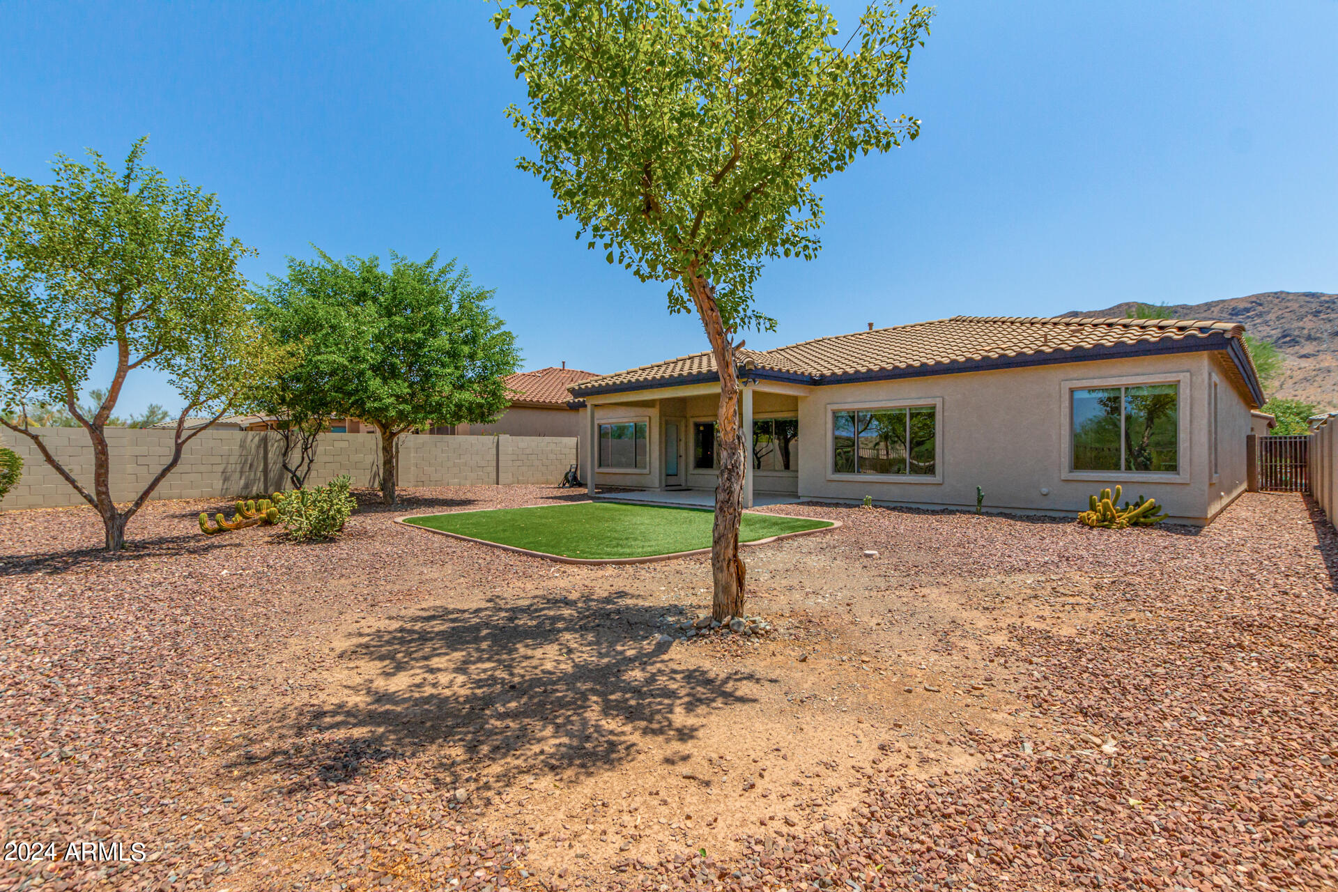 2318 W KACHINA Trail