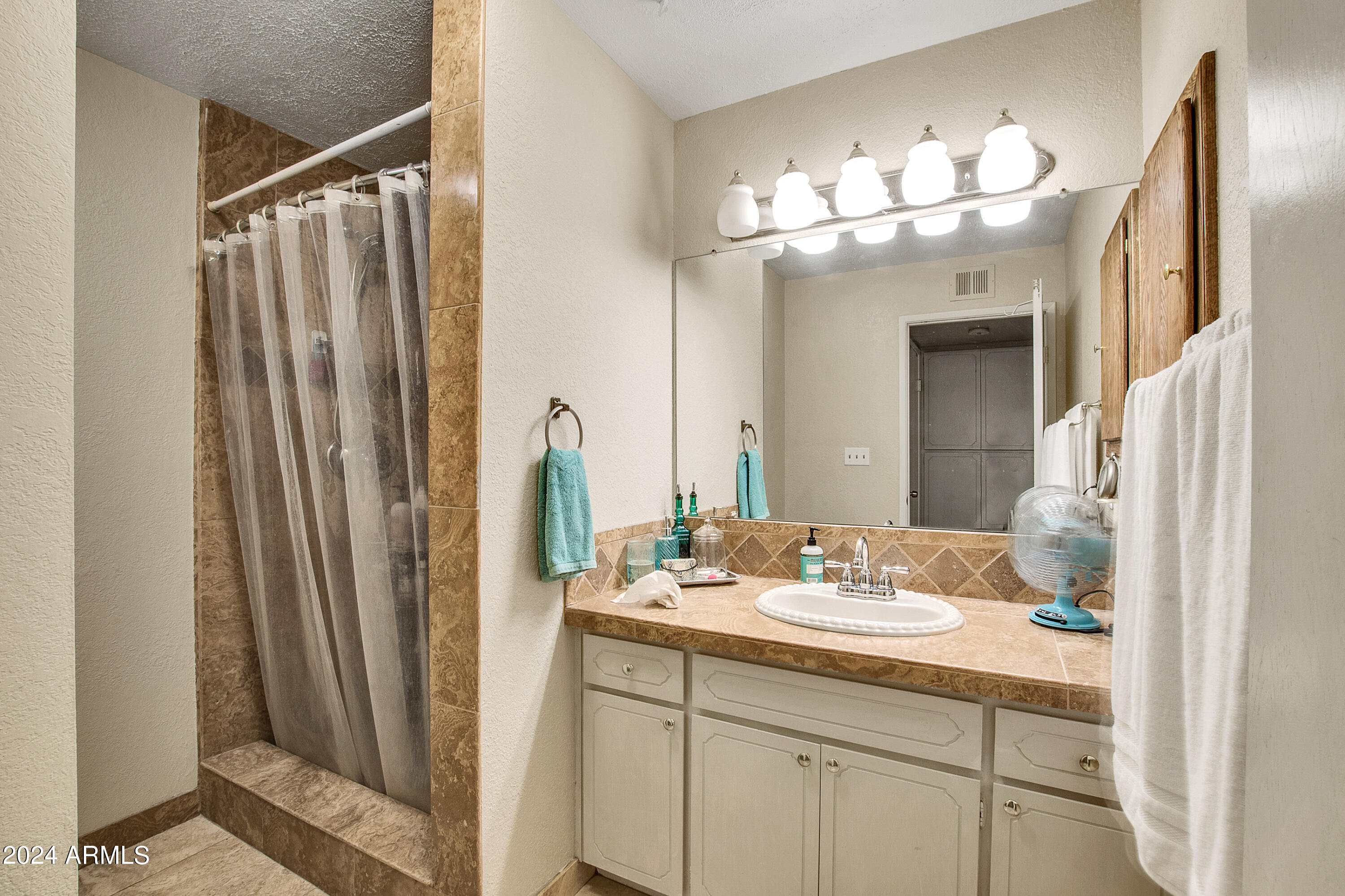 1618 E GREENWAY Street