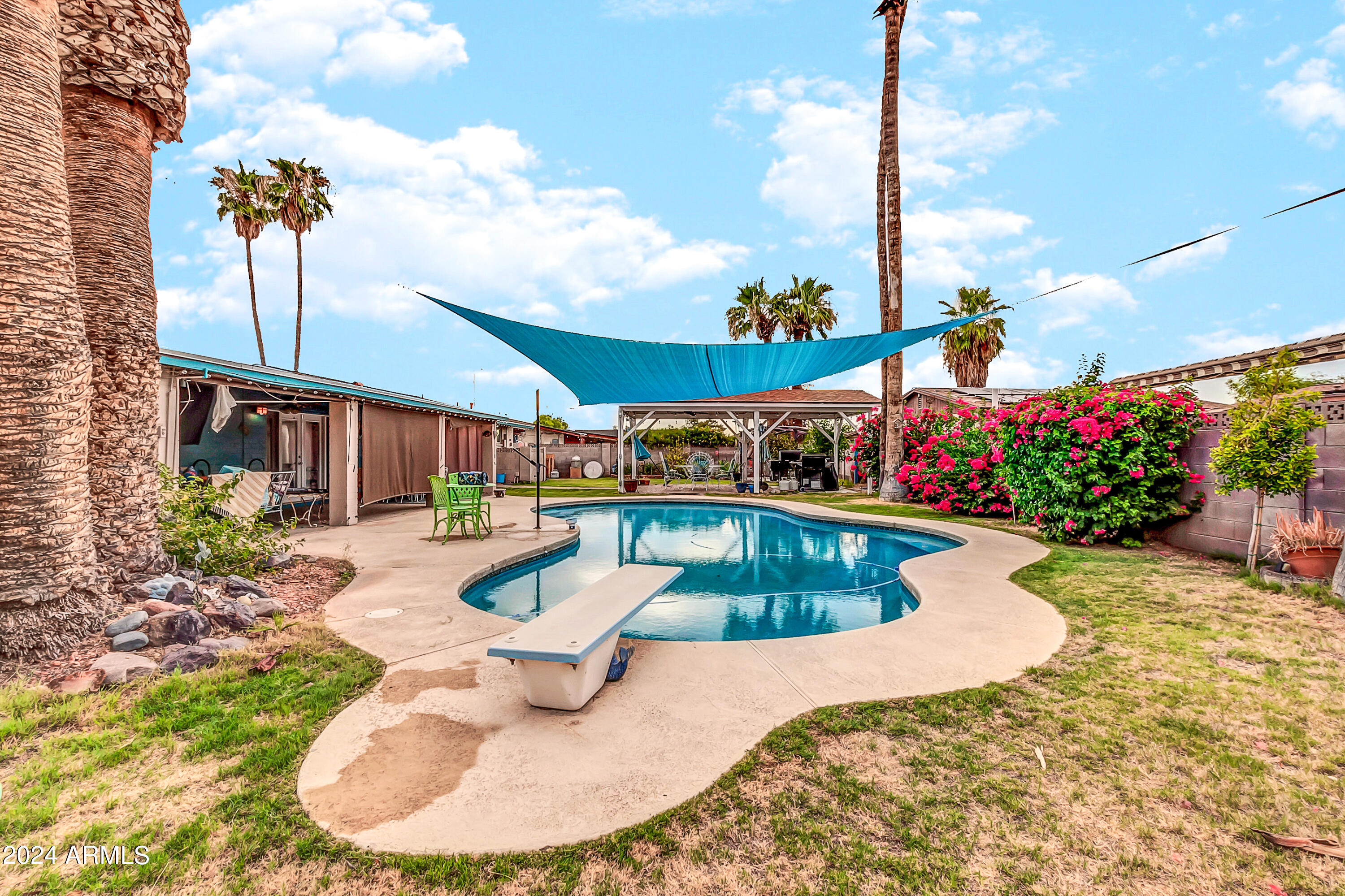 1618 E GREENWAY Street