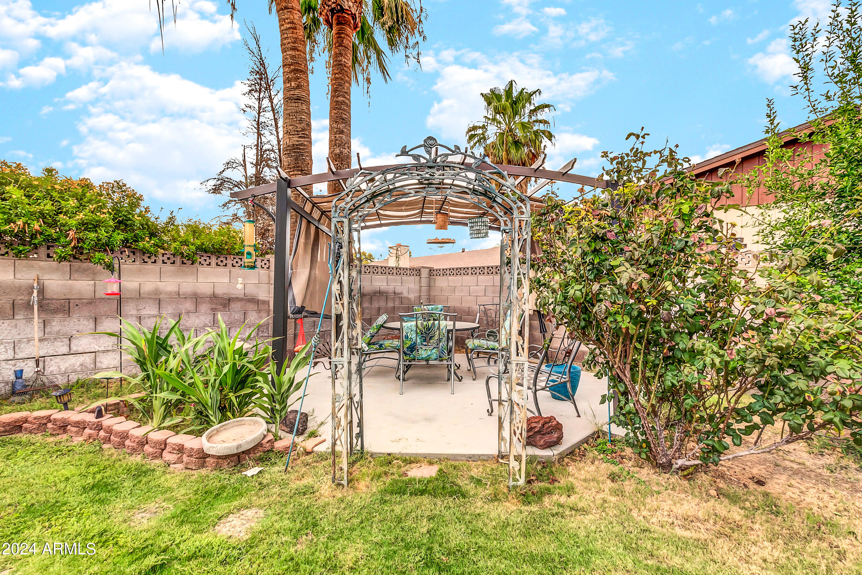 1618 E GREENWAY Street