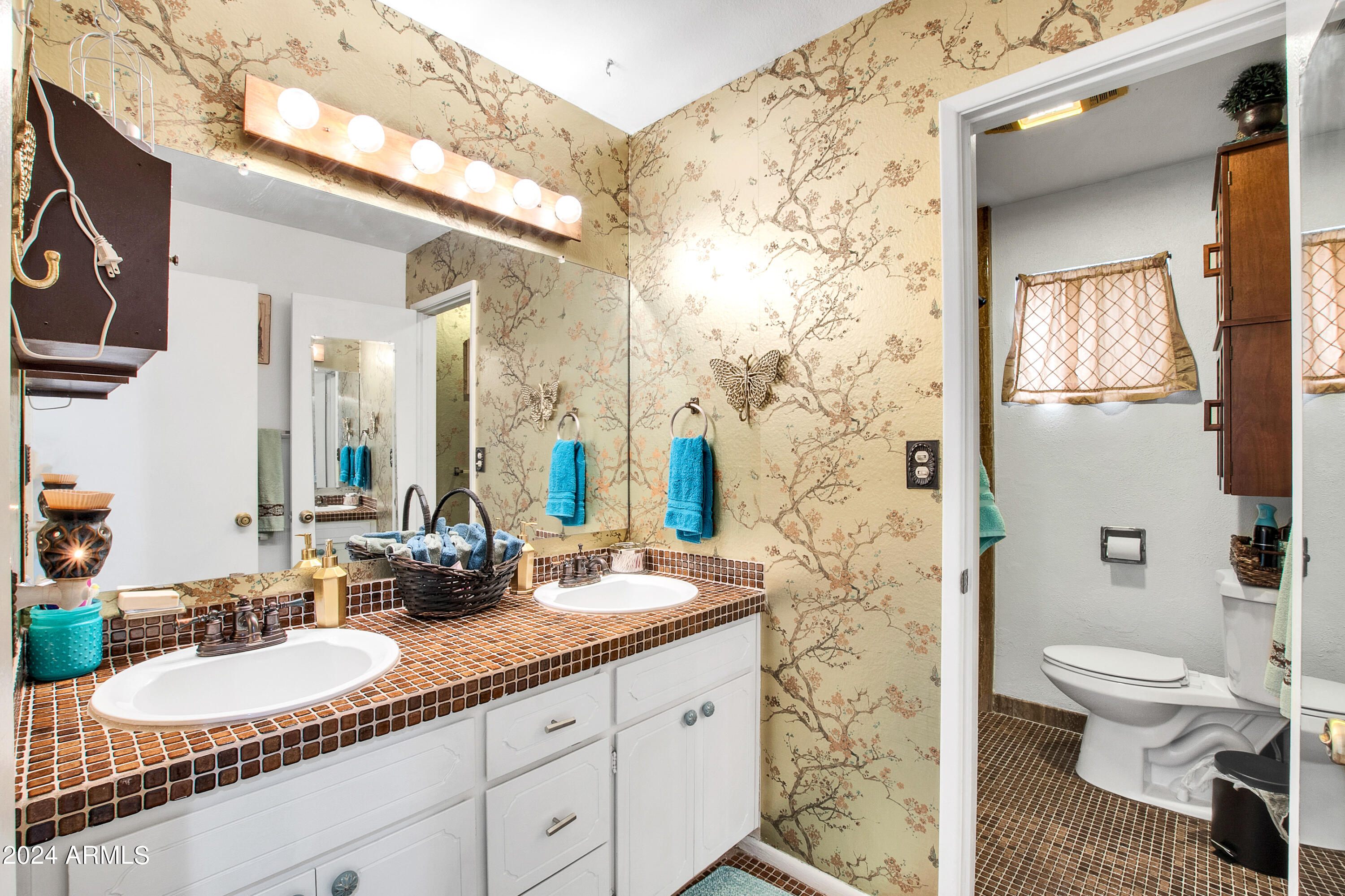 1618 E GREENWAY Street