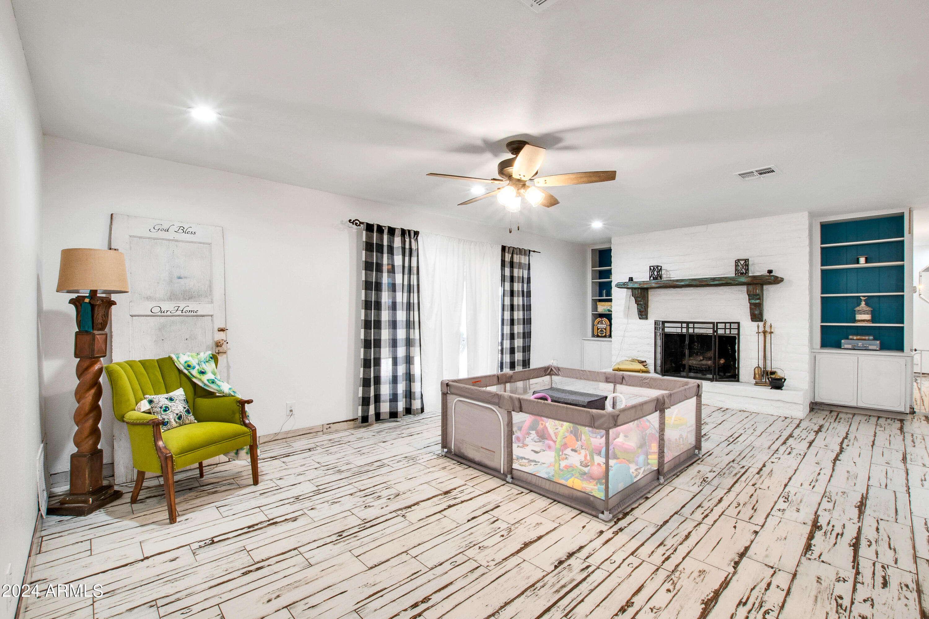 1618 E GREENWAY Street