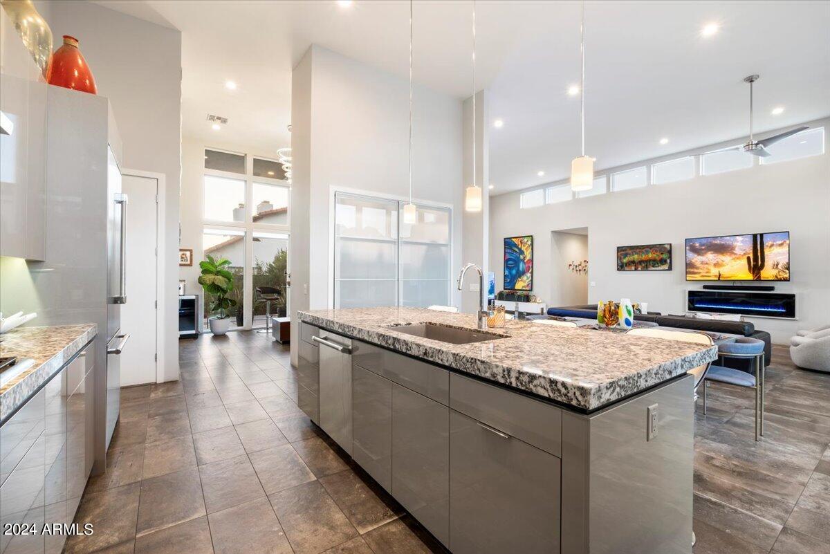 1822 E PALMAIRE Avenue