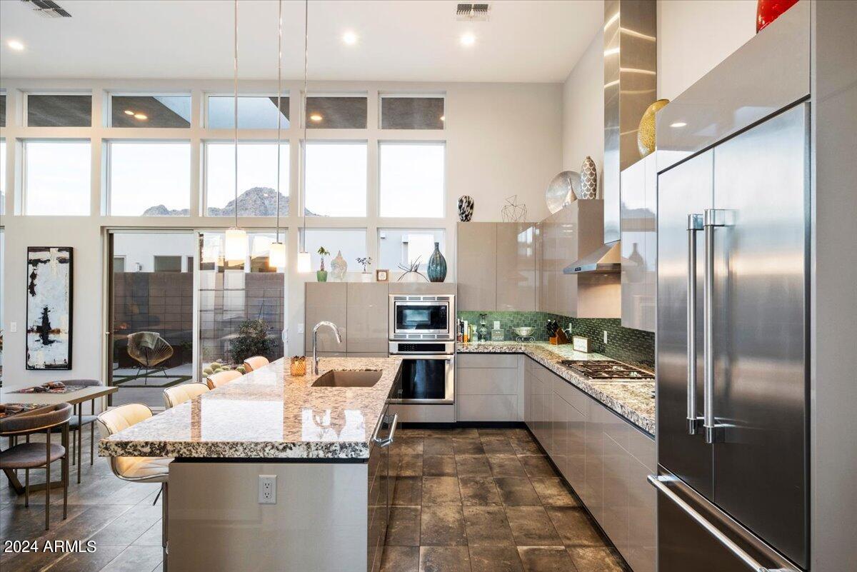 1822 E PALMAIRE Avenue