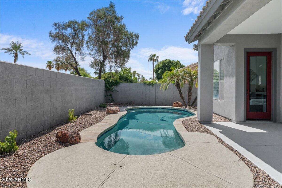 3381 S BEVERLY Place